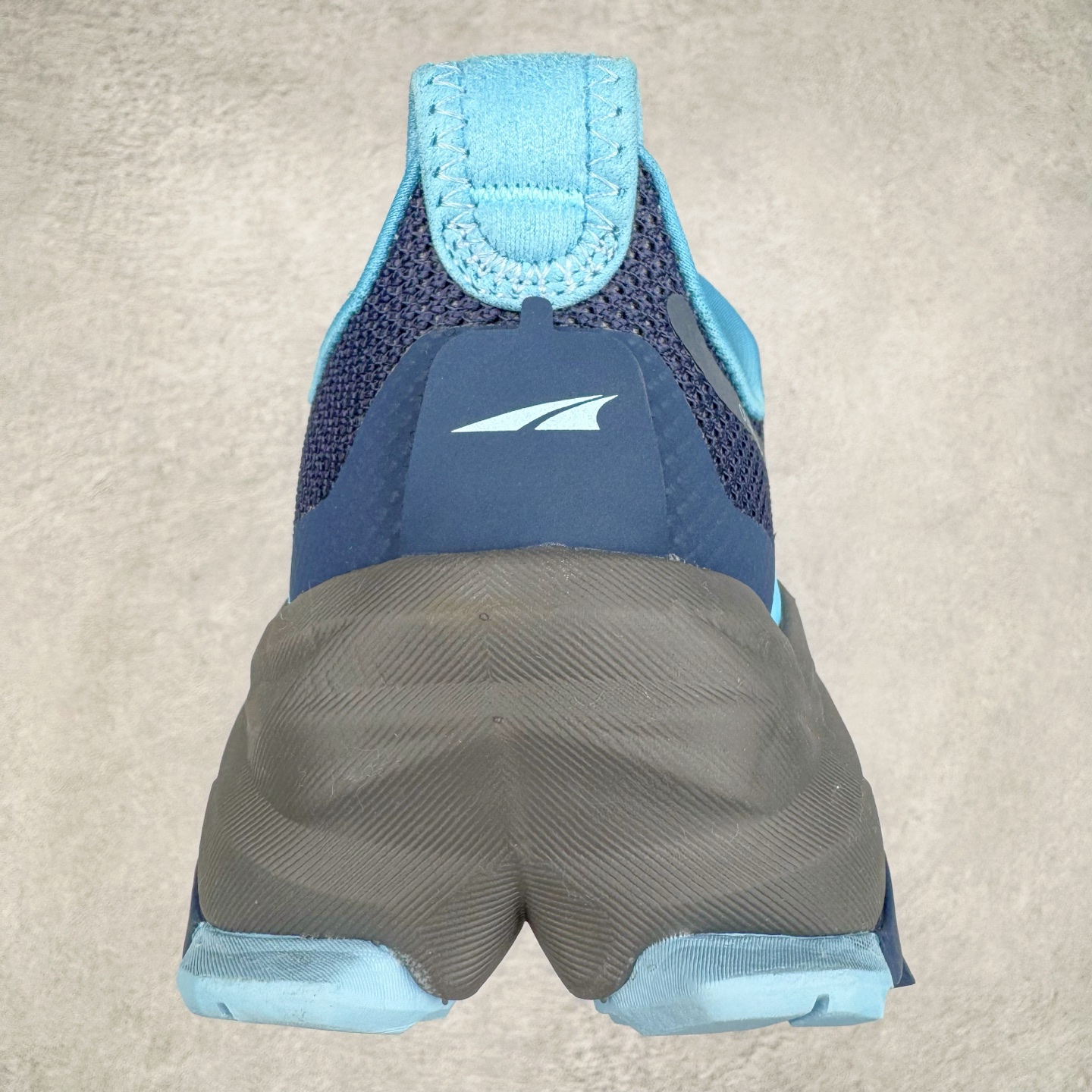 图片[8]-＃纯原 Altra OLYMPUS 6 奥创奥林匹斯六代舒适百搭防滑耐磨低帮户外跑步鞋 2009年，长跑精英运动员Golden Harper在美国犹他州创立了“Altra Footwear”，跑鞋特点是采用舒适的FootShape™M（很适鞋楦）设计和独特的BalancedCushioning™（平衡缓冲）技术，帮助遭受伤病困扰的跑者回归跑步，从而迅速积累起良好的口碑。2011年品牌迅速发展，屡获大奖。2015年开始不仅占据全美跑鞋前十，足迹更是遍布全球。2016年Altra正式进入中国市场，凭借独特的品牌风格以及出色的性能表现，三年来获得越来越多普通跑者的喜爱。销售业绩增长迅速，成为中国越野跑市场占有量前三的跑鞋品牌。实拍调校N版已经零色差零失真 百分百还原实物色彩所见即所得 不存在货不对板色差等低级问题 选购参考实物拍摄 不混卖不参货 只用心做好货严格选品 承诺混一赔十 尺码：39 40 40.5 41 42 42.5 43 44 44.5 45-选品中心