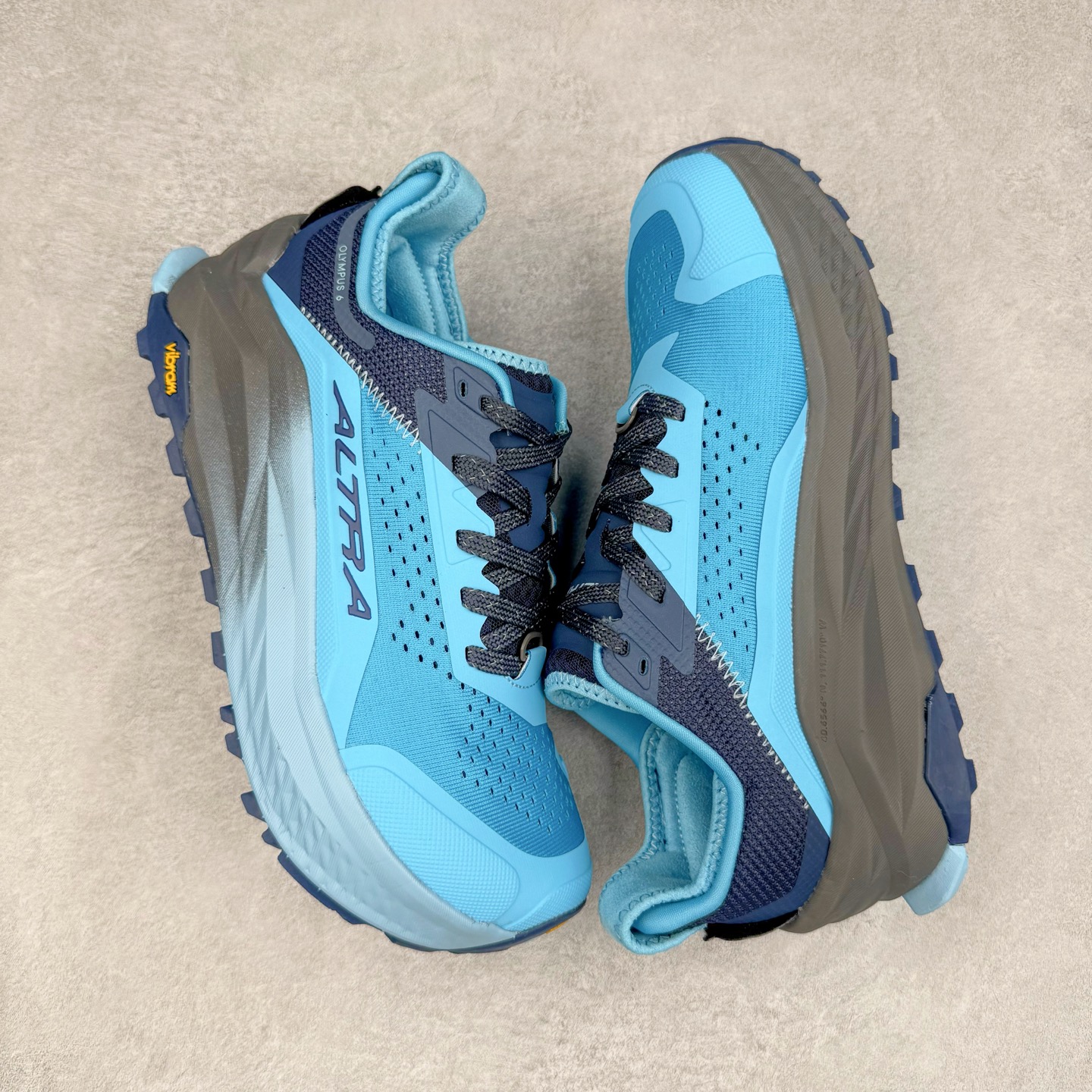 图片[3]-＃纯原 Altra OLYMPUS 6 奥创奥林匹斯六代舒适百搭防滑耐磨低帮户外跑步鞋 2009年，长跑精英运动员Golden Harper在美国犹他州创立了“Altra Footwear”，跑鞋特点是采用舒适的FootShape™M（很适鞋楦）设计和独特的BalancedCushioning™（平衡缓冲）技术，帮助遭受伤病困扰的跑者回归跑步，从而迅速积累起良好的口碑。2011年品牌迅速发展，屡获大奖。2015年开始不仅占据全美跑鞋前十，足迹更是遍布全球。2016年Altra正式进入中国市场，凭借独特的品牌风格以及出色的性能表现，三年来获得越来越多普通跑者的喜爱。销售业绩增长迅速，成为中国越野跑市场占有量前三的跑鞋品牌。实拍调校N版已经零色差零失真 百分百还原实物色彩所见即所得 不存在货不对板色差等低级问题 选购参考实物拍摄 不混卖不参货 只用心做好货严格选品 承诺混一赔十 尺码：39 40 40.5 41 42 42.5 43 44 44.5 45-选品中心