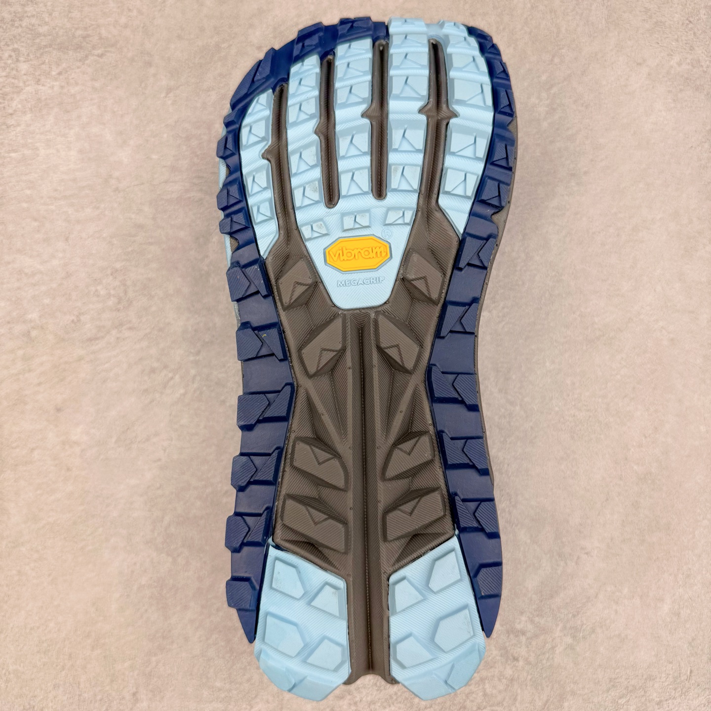 图片[9]-＃纯原 Altra OLYMPUS 6 奥创奥林匹斯六代舒适百搭防滑耐磨低帮户外跑步鞋 2009年，长跑精英运动员Golden Harper在美国犹他州创立了“Altra Footwear”，跑鞋特点是采用舒适的FootShape™M（很适鞋楦）设计和独特的BalancedCushioning™（平衡缓冲）技术，帮助遭受伤病困扰的跑者回归跑步，从而迅速积累起良好的口碑。2011年品牌迅速发展，屡获大奖。2015年开始不仅占据全美跑鞋前十，足迹更是遍布全球。2016年Altra正式进入中国市场，凭借独特的品牌风格以及出色的性能表现，三年来获得越来越多普通跑者的喜爱。销售业绩增长迅速，成为中国越野跑市场占有量前三的跑鞋品牌。实拍调校N版已经零色差零失真 百分百还原实物色彩所见即所得 不存在货不对板色差等低级问题 选购参考实物拍摄 不混卖不参货 只用心做好货严格选品 承诺混一赔十 尺码：39 40 40.5 41 42 42.5 43 44 44.5 45-选品中心