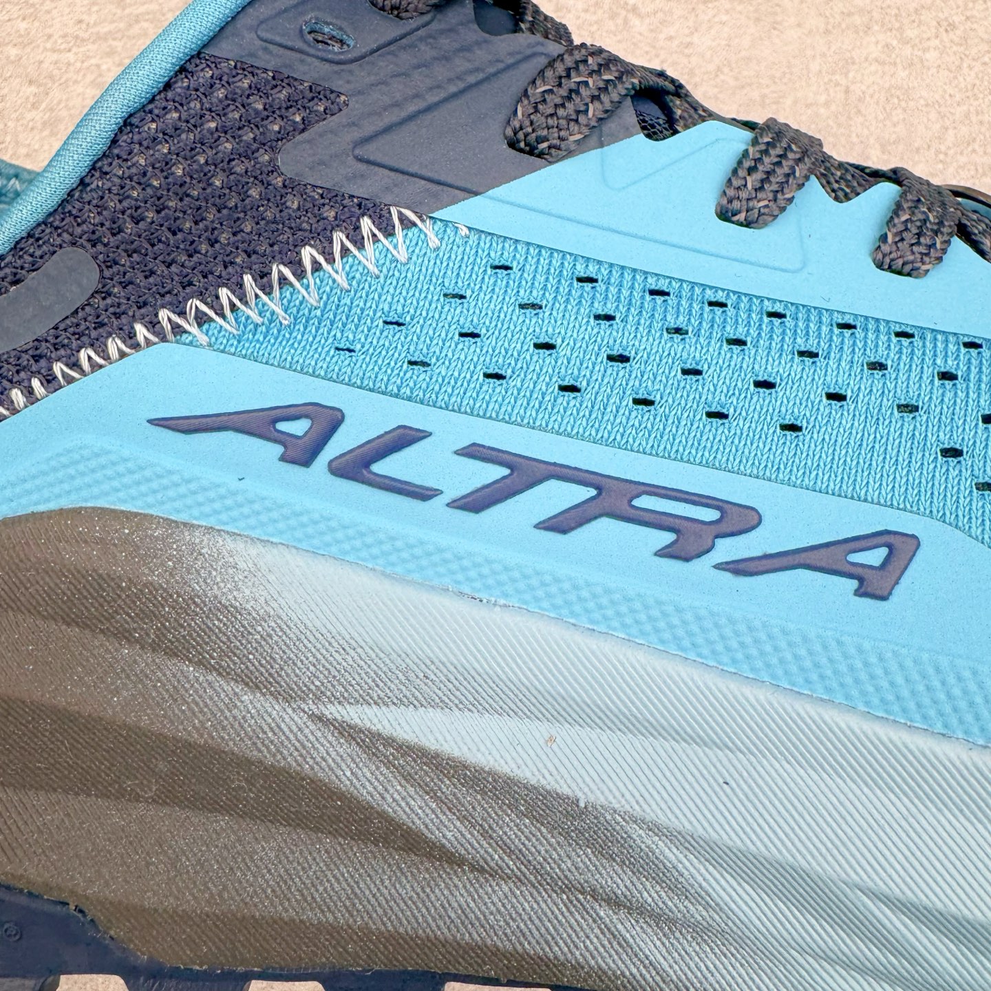 图片[19]-＃纯原 Altra OLYMPUS 6 奥创奥林匹斯六代舒适百搭防滑耐磨低帮户外跑步鞋 2009年，长跑精英运动员Golden Harper在美国犹他州创立了“Altra Footwear”，跑鞋特点是采用舒适的FootShape™M（很适鞋楦）设计和独特的BalancedCushioning™（平衡缓冲）技术，帮助遭受伤病困扰的跑者回归跑步，从而迅速积累起良好的口碑。2011年品牌迅速发展，屡获大奖。2015年开始不仅占据全美跑鞋前十，足迹更是遍布全球。2016年Altra正式进入中国市场，凭借独特的品牌风格以及出色的性能表现，三年来获得越来越多普通跑者的喜爱。销售业绩增长迅速，成为中国越野跑市场占有量前三的跑鞋品牌。实拍调校N版已经零色差零失真 百分百还原实物色彩所见即所得 不存在货不对板色差等低级问题 选购参考实物拍摄 不混卖不参货 只用心做好货严格选品 承诺混一赔十 尺码：39 40 40.5 41 42 42.5 43 44 44.5 45-选品中心