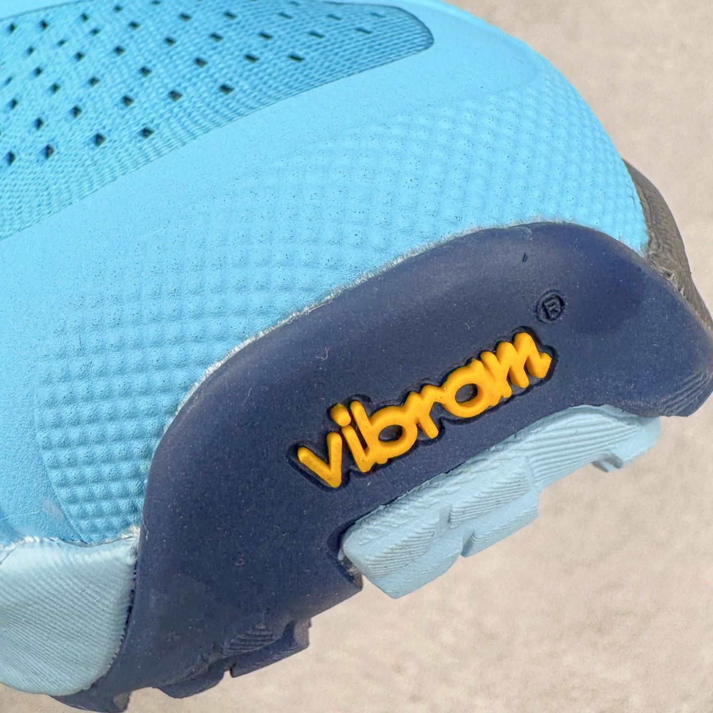 图片[17]-＃纯原 Altra OLYMPUS 6 奥创奥林匹斯六代舒适百搭防滑耐磨低帮户外跑步鞋 2009年，长跑精英运动员Golden Harper在美国犹他州创立了“Altra Footwear”，跑鞋特点是采用舒适的FootShape™M（很适鞋楦）设计和独特的BalancedCushioning™（平衡缓冲）技术，帮助遭受伤病困扰的跑者回归跑步，从而迅速积累起良好的口碑。2011年品牌迅速发展，屡获大奖。2015年开始不仅占据全美跑鞋前十，足迹更是遍布全球。2016年Altra正式进入中国市场，凭借独特的品牌风格以及出色的性能表现，三年来获得越来越多普通跑者的喜爱。销售业绩增长迅速，成为中国越野跑市场占有量前三的跑鞋品牌。实拍调校N版已经零色差零失真 百分百还原实物色彩所见即所得 不存在货不对板色差等低级问题 选购参考实物拍摄 不混卖不参货 只用心做好货严格选品 承诺混一赔十 尺码：39 40 40.5 41 42 42.5 43 44 44.5 45-选品中心