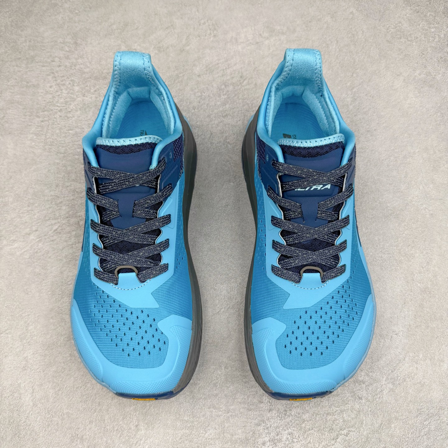 图片[2]-＃纯原 Altra OLYMPUS 6 奥创奥林匹斯六代舒适百搭防滑耐磨低帮户外跑步鞋 2009年，长跑精英运动员Golden Harper在美国犹他州创立了“Altra Footwear”，跑鞋特点是采用舒适的FootShape™M（很适鞋楦）设计和独特的BalancedCushioning™（平衡缓冲）技术，帮助遭受伤病困扰的跑者回归跑步，从而迅速积累起良好的口碑。2011年品牌迅速发展，屡获大奖。2015年开始不仅占据全美跑鞋前十，足迹更是遍布全球。2016年Altra正式进入中国市场，凭借独特的品牌风格以及出色的性能表现，三年来获得越来越多普通跑者的喜爱。销售业绩增长迅速，成为中国越野跑市场占有量前三的跑鞋品牌。实拍调校N版已经零色差零失真 百分百还原实物色彩所见即所得 不存在货不对板色差等低级问题 选购参考实物拍摄 不混卖不参货 只用心做好货严格选品 承诺混一赔十 尺码：39 40 40.5 41 42 42.5 43 44 44.5 45-选品中心