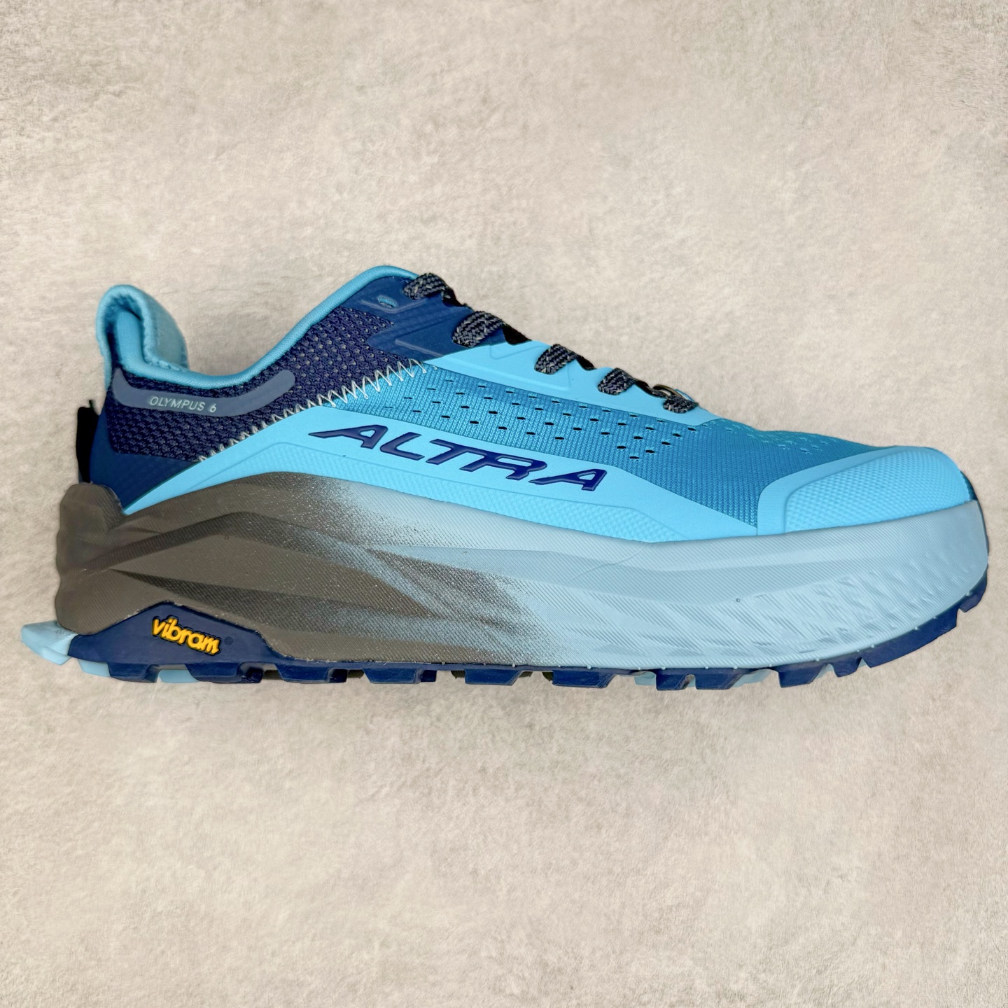＃纯原 Altra OLYMPUS 6 奥创奥林匹斯六代舒适百搭防滑耐磨低帮户外跑步鞋 2009年，长跑精英运动员Golden Harper在美国犹他州创立了“Altra Footwear”，跑鞋特点是采用舒适的FootShape™M（很适鞋楦）设计和独特的BalancedCushioning™（平衡缓冲）技术，帮助遭受伤病困扰的跑者回归跑步，从而迅速积累起良好的口碑。2011年品牌迅速发展，屡获大奖。2015年开始不仅占据全美跑鞋前十，足迹更是遍布全球。2016年Altra正式进入中国市场，凭借独特的品牌风格以及出色的性能表现，三年来获得越来越多普通跑者的喜爱。销售业绩增长迅速，成为中国越野跑市场占有量前三的跑鞋品牌。实拍调校N版已经零色差零失真 百分百还原实物色彩所见即所得 不存在货不对板色差等低级问题 选购参考实物拍摄 不混卖不参货 只用心做好货严格选品 承诺混一赔十 尺码：39 40 40.5 41 42 42.5 43 44 44.5 45-选品中心