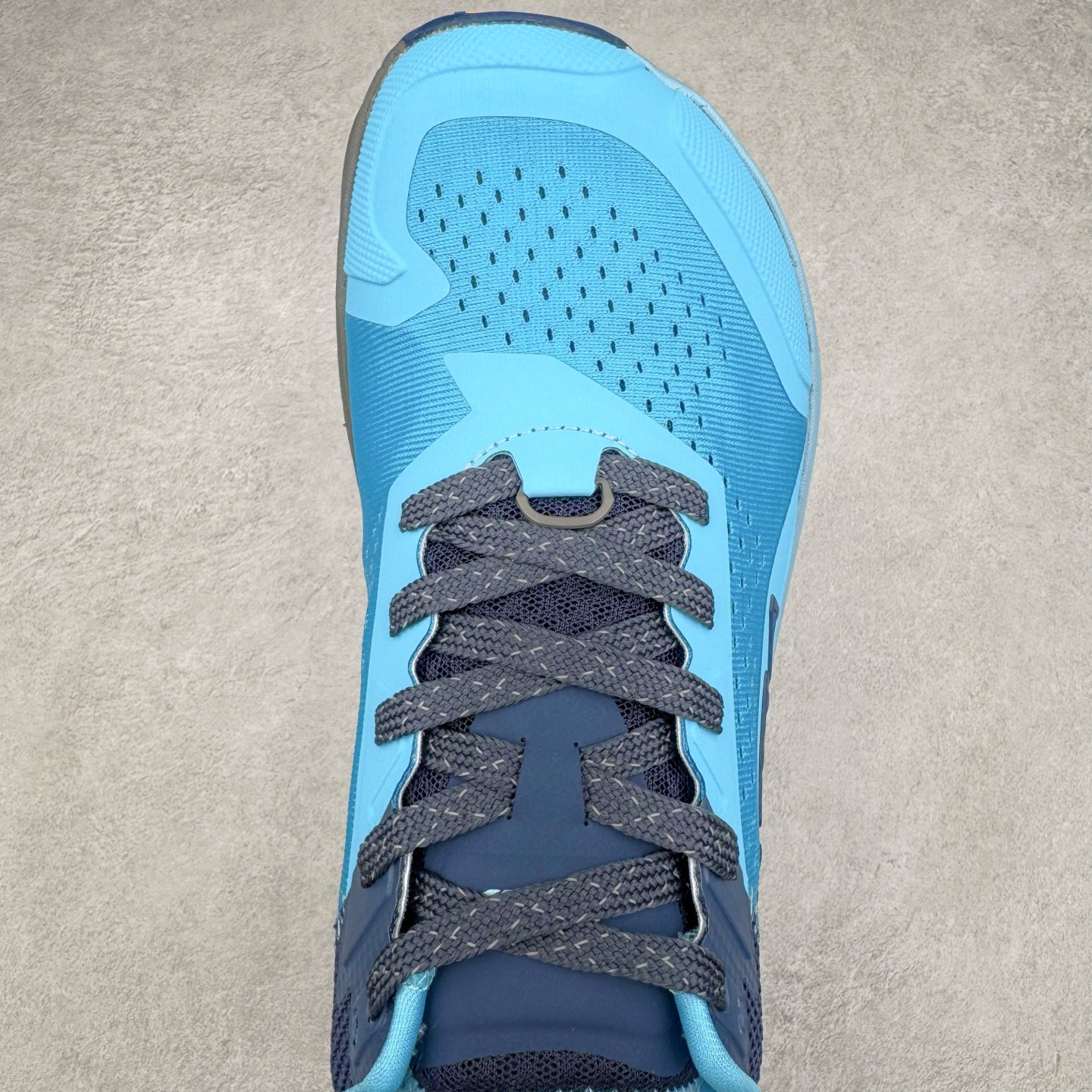 图片[4]-＃纯原 Altra OLYMPUS 6 奥创奥林匹斯六代舒适百搭防滑耐磨低帮户外跑步鞋 2009年，长跑精英运动员Golden Harper在美国犹他州创立了“Altra Footwear”，跑鞋特点是采用舒适的FootShape™M（很适鞋楦）设计和独特的BalancedCushioning™（平衡缓冲）技术，帮助遭受伤病困扰的跑者回归跑步，从而迅速积累起良好的口碑。2011年品牌迅速发展，屡获大奖。2015年开始不仅占据全美跑鞋前十，足迹更是遍布全球。2016年Altra正式进入中国市场，凭借独特的品牌风格以及出色的性能表现，三年来获得越来越多普通跑者的喜爱。销售业绩增长迅速，成为中国越野跑市场占有量前三的跑鞋品牌。实拍调校N版已经零色差零失真 百分百还原实物色彩所见即所得 不存在货不对板色差等低级问题 选购参考实物拍摄 不混卖不参货 只用心做好货严格选品 承诺混一赔十 尺码：39 40 40.5 41 42 42.5 43 44 44.5 45-选品中心