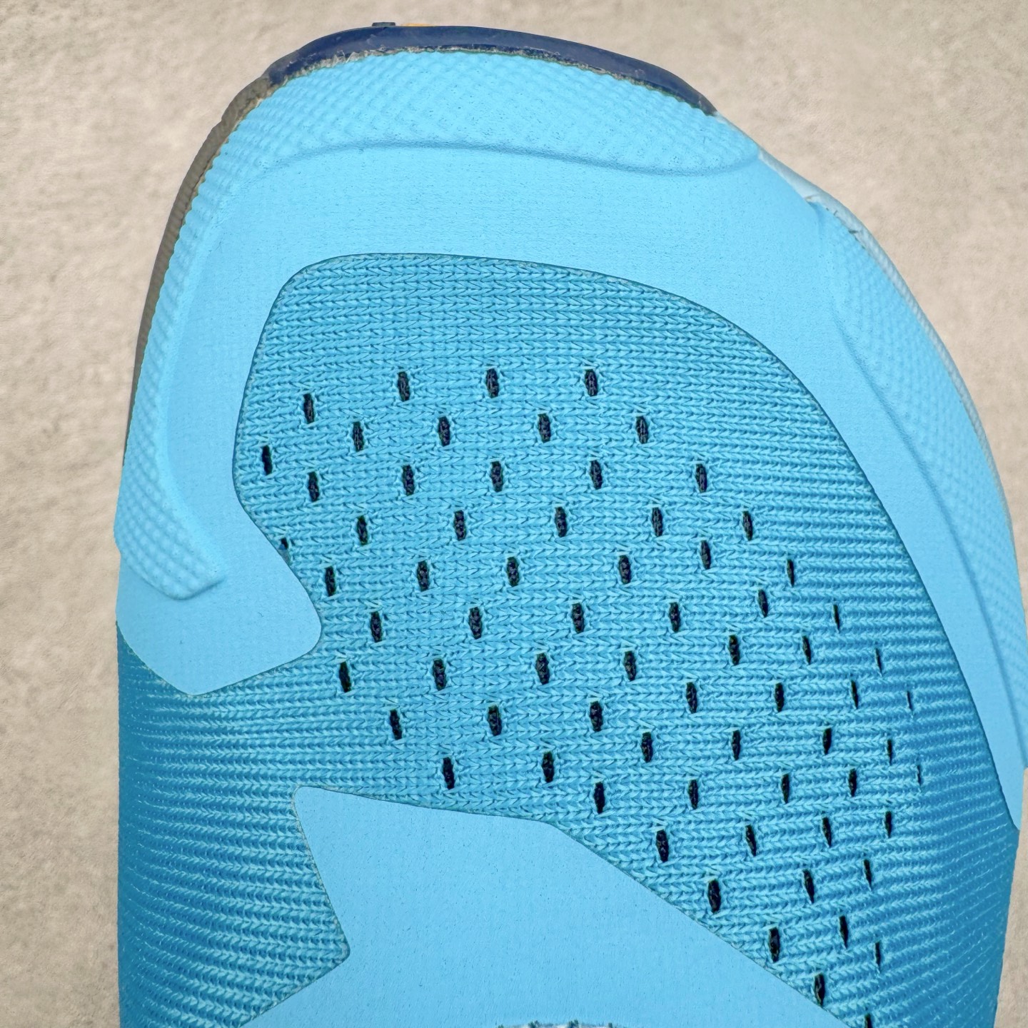 图片[18]-＃纯原 Altra OLYMPUS 6 奥创奥林匹斯六代舒适百搭防滑耐磨低帮户外跑步鞋 2009年，长跑精英运动员Golden Harper在美国犹他州创立了“Altra Footwear”，跑鞋特点是采用舒适的FootShape™M（很适鞋楦）设计和独特的BalancedCushioning™（平衡缓冲）技术，帮助遭受伤病困扰的跑者回归跑步，从而迅速积累起良好的口碑。2011年品牌迅速发展，屡获大奖。2015年开始不仅占据全美跑鞋前十，足迹更是遍布全球。2016年Altra正式进入中国市场，凭借独特的品牌风格以及出色的性能表现，三年来获得越来越多普通跑者的喜爱。销售业绩增长迅速，成为中国越野跑市场占有量前三的跑鞋品牌。实拍调校N版已经零色差零失真 百分百还原实物色彩所见即所得 不存在货不对板色差等低级问题 选购参考实物拍摄 不混卖不参货 只用心做好货严格选品 承诺混一赔十 尺码：39 40 40.5 41 42 42.5 43 44 44.5 45-选品中心