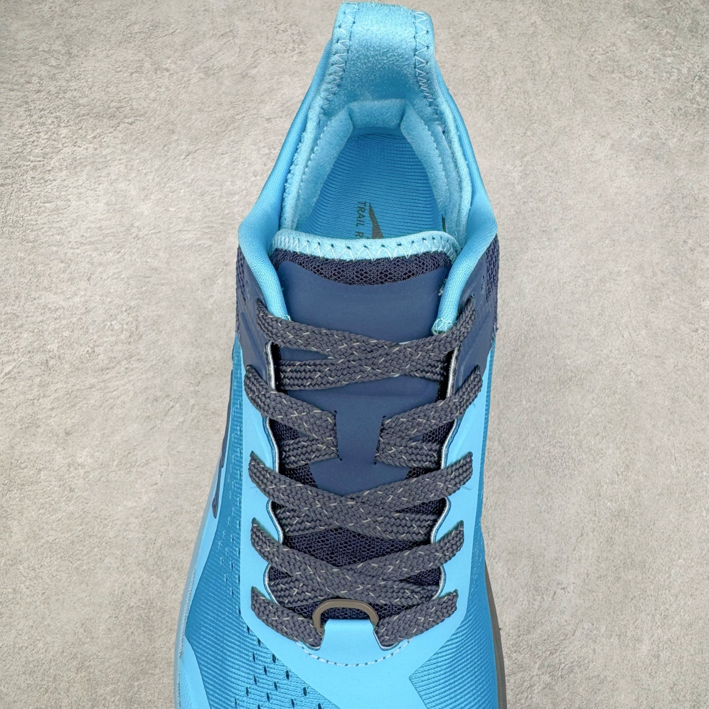 图片[5]-＃纯原 Altra OLYMPUS 6 奥创奥林匹斯六代舒适百搭防滑耐磨低帮户外跑步鞋 2009年，长跑精英运动员Golden Harper在美国犹他州创立了“Altra Footwear”，跑鞋特点是采用舒适的FootShape™M（很适鞋楦）设计和独特的BalancedCushioning™（平衡缓冲）技术，帮助遭受伤病困扰的跑者回归跑步，从而迅速积累起良好的口碑。2011年品牌迅速发展，屡获大奖。2015年开始不仅占据全美跑鞋前十，足迹更是遍布全球。2016年Altra正式进入中国市场，凭借独特的品牌风格以及出色的性能表现，三年来获得越来越多普通跑者的喜爱。销售业绩增长迅速，成为中国越野跑市场占有量前三的跑鞋品牌。实拍调校N版已经零色差零失真 百分百还原实物色彩所见即所得 不存在货不对板色差等低级问题 选购参考实物拍摄 不混卖不参货 只用心做好货严格选品 承诺混一赔十 尺码：39 40 40.5 41 42 42.5 43 44 44.5 45-选品中心