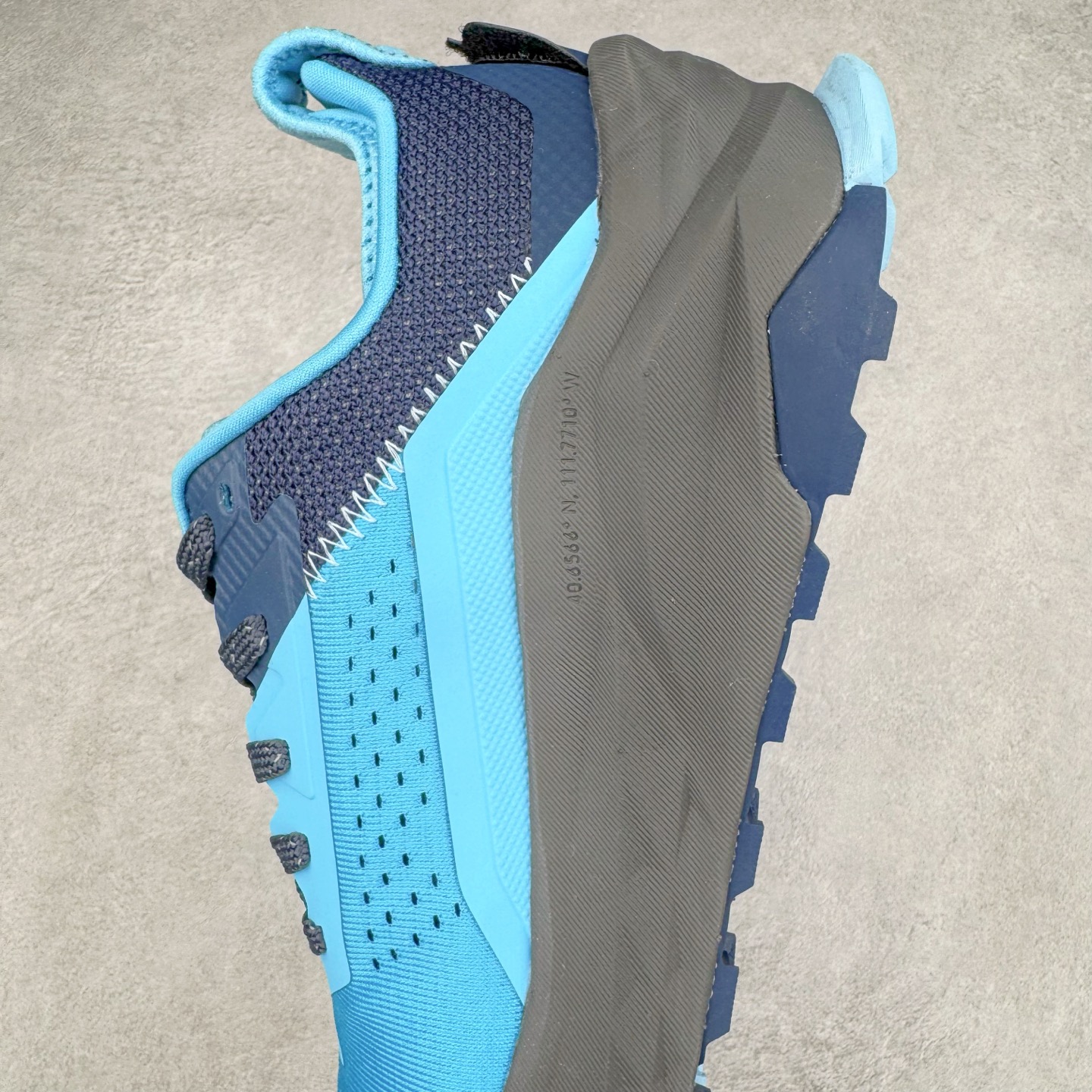 图片[7]-＃纯原 Altra OLYMPUS 6 奥创奥林匹斯六代舒适百搭防滑耐磨低帮户外跑步鞋 2009年，长跑精英运动员Golden Harper在美国犹他州创立了“Altra Footwear”，跑鞋特点是采用舒适的FootShape™M（很适鞋楦）设计和独特的BalancedCushioning™（平衡缓冲）技术，帮助遭受伤病困扰的跑者回归跑步，从而迅速积累起良好的口碑。2011年品牌迅速发展，屡获大奖。2015年开始不仅占据全美跑鞋前十，足迹更是遍布全球。2016年Altra正式进入中国市场，凭借独特的品牌风格以及出色的性能表现，三年来获得越来越多普通跑者的喜爱。销售业绩增长迅速，成为中国越野跑市场占有量前三的跑鞋品牌。实拍调校N版已经零色差零失真 百分百还原实物色彩所见即所得 不存在货不对板色差等低级问题 选购参考实物拍摄 不混卖不参货 只用心做好货严格选品 承诺混一赔十 尺码：39 40 40.5 41 42 42.5 43 44 44.5 45-选品中心