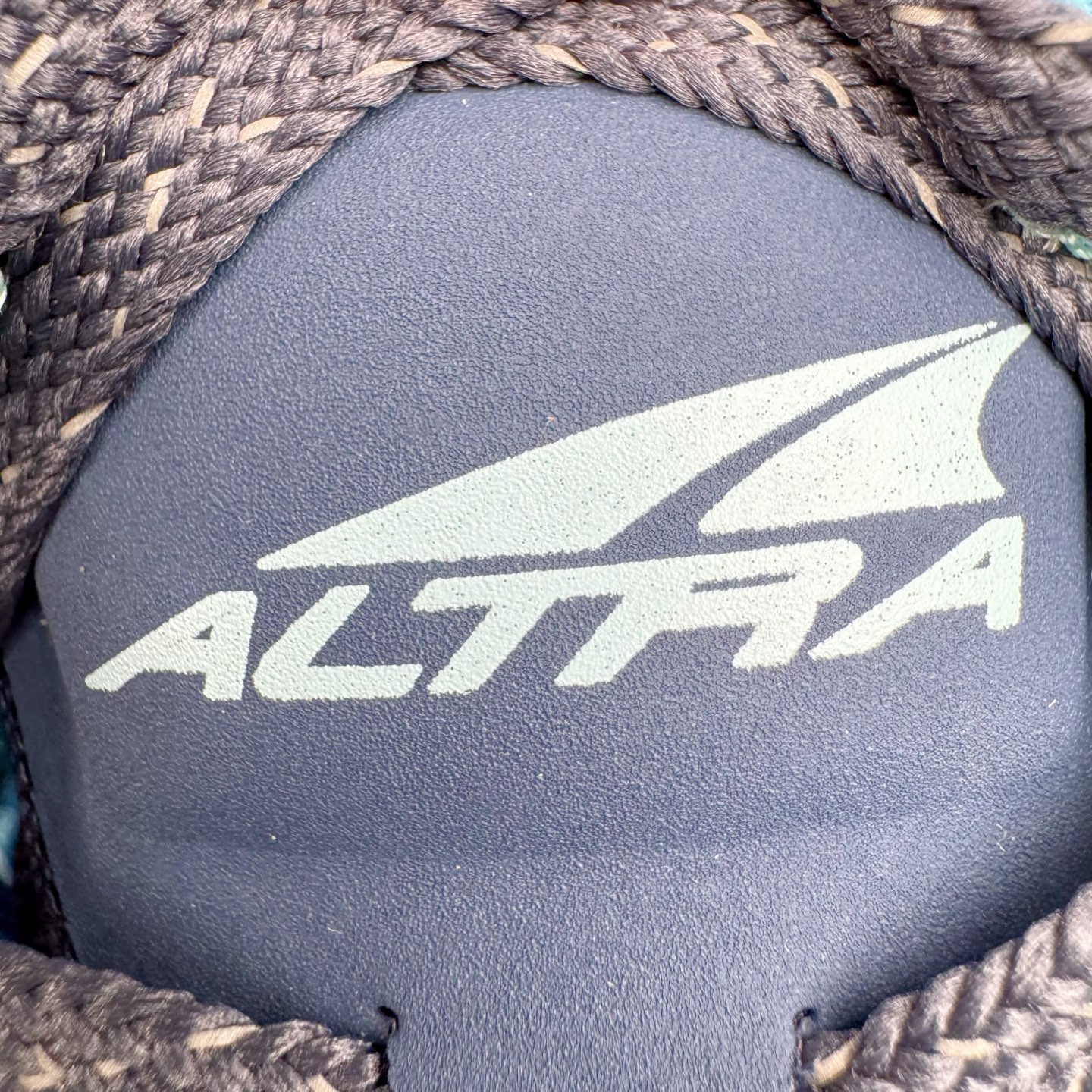 图片[16]-＃纯原 Altra OLYMPUS 6 奥创奥林匹斯六代舒适百搭防滑耐磨低帮户外跑步鞋 2009年，长跑精英运动员Golden Harper在美国犹他州创立了“Altra Footwear”，跑鞋特点是采用舒适的FootShape™M（很适鞋楦）设计和独特的BalancedCushioning™（平衡缓冲）技术，帮助遭受伤病困扰的跑者回归跑步，从而迅速积累起良好的口碑。2011年品牌迅速发展，屡获大奖。2015年开始不仅占据全美跑鞋前十，足迹更是遍布全球。2016年Altra正式进入中国市场，凭借独特的品牌风格以及出色的性能表现，三年来获得越来越多普通跑者的喜爱。销售业绩增长迅速，成为中国越野跑市场占有量前三的跑鞋品牌。实拍调校N版已经零色差零失真 百分百还原实物色彩所见即所得 不存在货不对板色差等低级问题 选购参考实物拍摄 不混卖不参货 只用心做好货严格选品 承诺混一赔十 尺码：39 40 40.5 41 42 42.5 43 44 44.5 45-选品中心