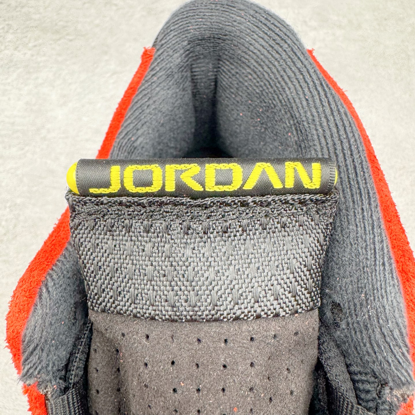 图片[17]-＃Kw纯原 Air Jordan AJ14 红色 IF5015-600 外贸特供批次 原楦原档案数据开模打造 原厂中底拉帮钢印 原盒原配 以法拉利 550 Maranello 为设计灵感 类似跑车的全新流线鞋型 鞋头的麂皮与鞋身的荔枝皮相结合 最具代表性的黑红配色 中底内侧开创性的透气孔设计 看起来与跑车的进气口如出一辙 盾牌造型更能让人们直接想到法拉利的 Logo 尺码：40 40.5 41 42 42.5 43 44 44.5 45 46 47.5-选品中心