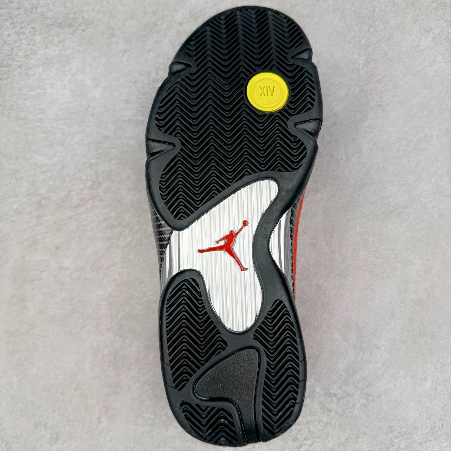 图片[9]-＃Kw纯原 Air Jordan AJ14 红色 IF5015-600 外贸特供批次 原楦原档案数据开模打造 原厂中底拉帮钢印 原盒原配 以法拉利 550 Maranello 为设计灵感 类似跑车的全新流线鞋型 鞋头的麂皮与鞋身的荔枝皮相结合 最具代表性的黑红配色 中底内侧开创性的透气孔设计 看起来与跑车的进气口如出一辙 盾牌造型更能让人们直接想到法拉利的 Logo 尺码：40 40.5 41 42 42.5 43 44 44.5 45 46 47.5-选品中心