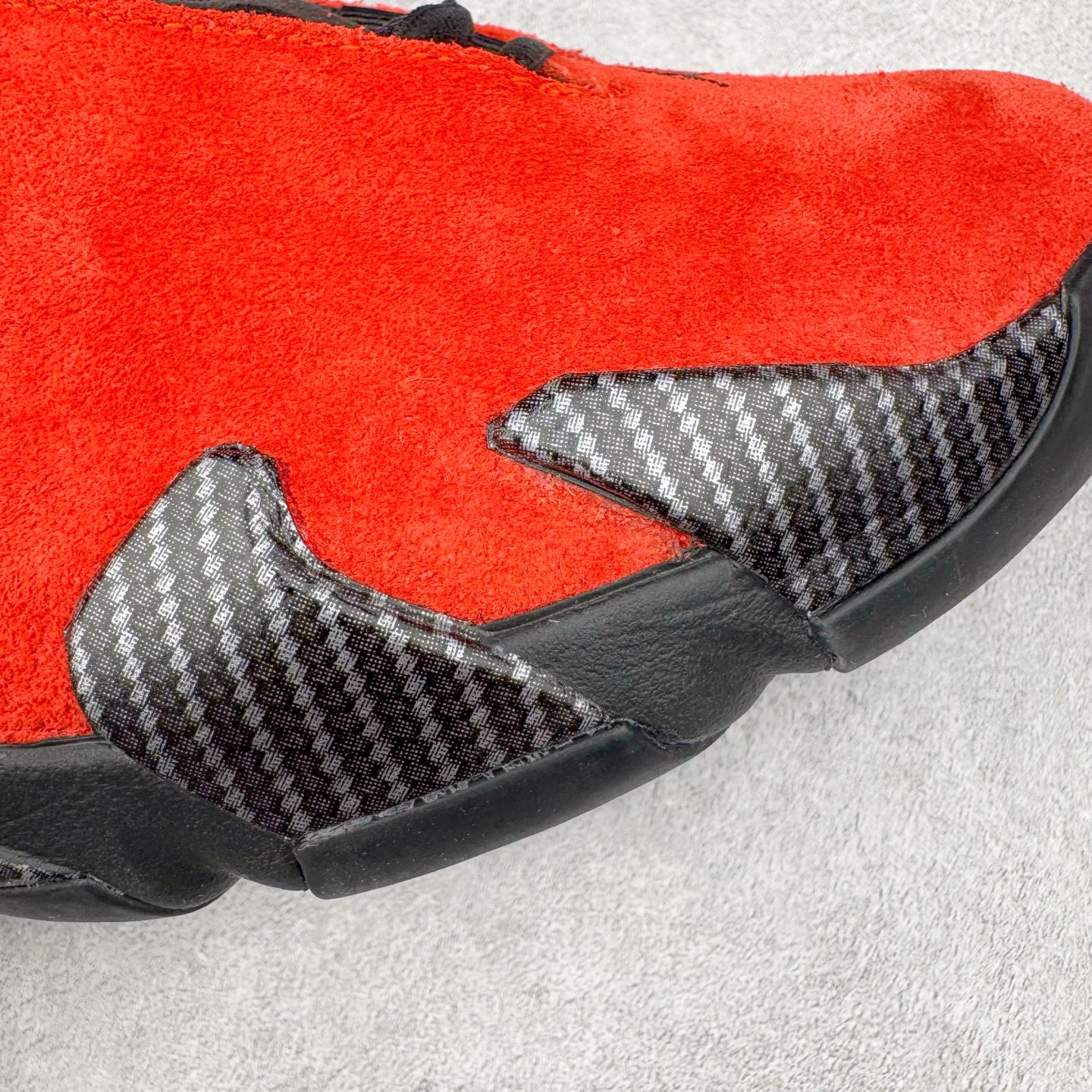图片[13]-＃Kw纯原 Air Jordan AJ14 红色 IF5015-600 外贸特供批次 原楦原档案数据开模打造 原厂中底拉帮钢印 原盒原配 以法拉利 550 Maranello 为设计灵感 类似跑车的全新流线鞋型 鞋头的麂皮与鞋身的荔枝皮相结合 最具代表性的黑红配色 中底内侧开创性的透气孔设计 看起来与跑车的进气口如出一辙 盾牌造型更能让人们直接想到法拉利的 Logo 尺码：40 40.5 41 42 42.5 43 44 44.5 45 46 47.5-选品中心