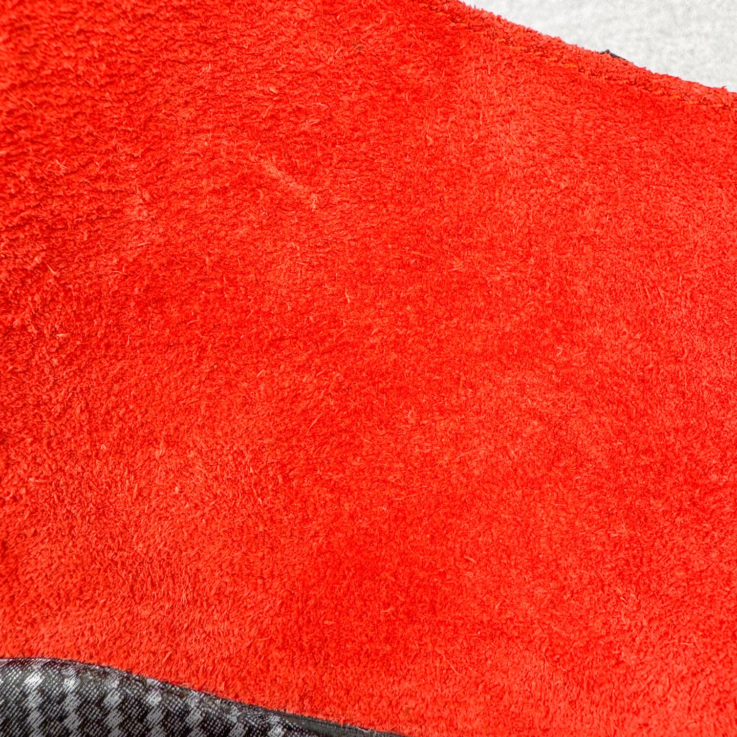 图片[15]-＃Kw纯原 Air Jordan AJ14 红色 IF5015-600 外贸特供批次 原楦原档案数据开模打造 原厂中底拉帮钢印 原盒原配 以法拉利 550 Maranello 为设计灵感 类似跑车的全新流线鞋型 鞋头的麂皮与鞋身的荔枝皮相结合 最具代表性的黑红配色 中底内侧开创性的透气孔设计 看起来与跑车的进气口如出一辙 盾牌造型更能让人们直接想到法拉利的 Logo 尺码：40 40.5 41 42 42.5 43 44 44.5 45 46 47.5-选品中心