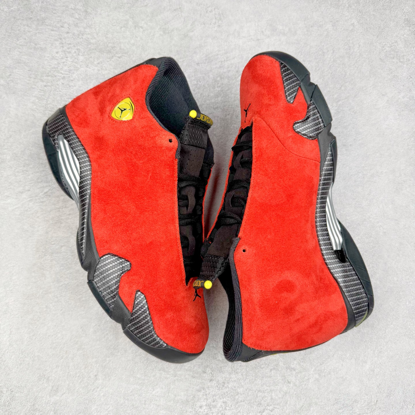 图片[3]-＃Kw纯原 Air Jordan AJ14 红色 IF5015-600 外贸特供批次 原楦原档案数据开模打造 原厂中底拉帮钢印 原盒原配 以法拉利 550 Maranello 为设计灵感 类似跑车的全新流线鞋型 鞋头的麂皮与鞋身的荔枝皮相结合 最具代表性的黑红配色 中底内侧开创性的透气孔设计 看起来与跑车的进气口如出一辙 盾牌造型更能让人们直接想到法拉利的 Logo 尺码：40 40.5 41 42 42.5 43 44 44.5 45 46 47.5-选品中心