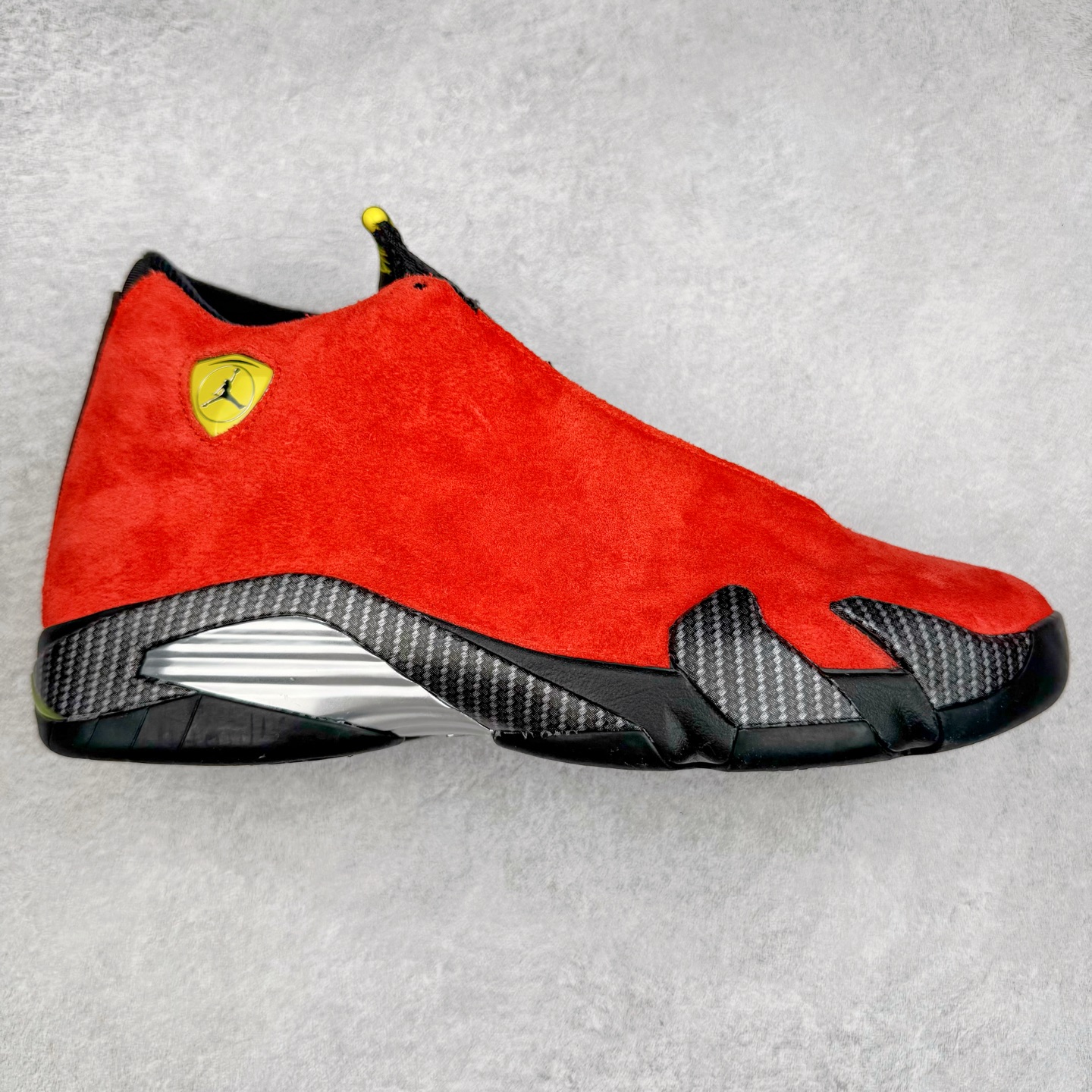 ＃Kw纯原 Air Jordan AJ14 红色 IF5015-600 外贸特供批次 原楦原档案数据开模打造 原厂中底拉帮钢印 原盒原配 以法拉利 550 Maranello 为设计灵感 类似跑车的全新流线鞋型 鞋头的麂皮与鞋身的荔枝皮相结合 最具代表性的黑红配色 中底内侧开创性的透气孔设计 看起来与跑车的进气口如出一辙 盾牌造型更能让人们直接想到法拉利的 Logo 尺码：40 40.5 41 42 42.5 43 44 44.5 45 46 47.5-选品中心