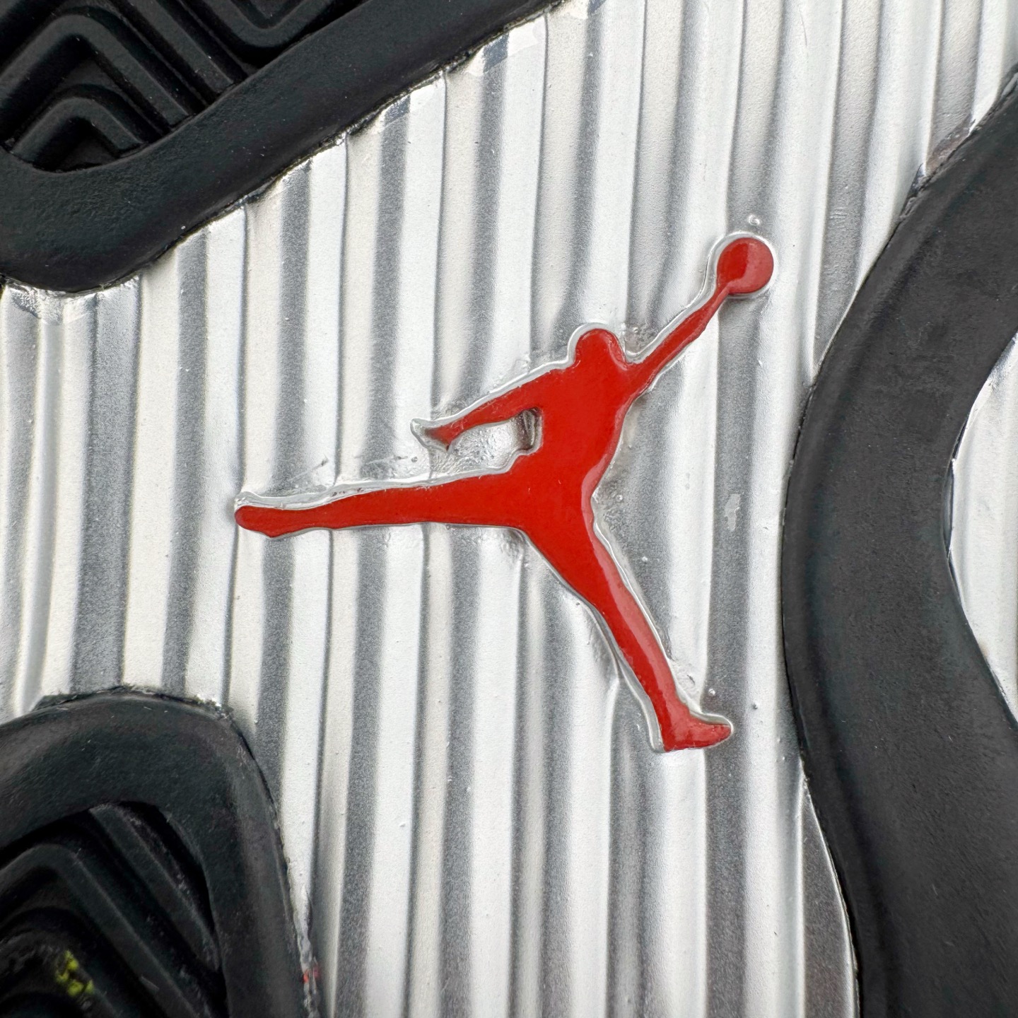 图片[11]-＃Kw纯原 Air Jordan AJ14 红色 IF5015-600 外贸特供批次 原楦原档案数据开模打造 原厂中底拉帮钢印 原盒原配 以法拉利 550 Maranello 为设计灵感 类似跑车的全新流线鞋型 鞋头的麂皮与鞋身的荔枝皮相结合 最具代表性的黑红配色 中底内侧开创性的透气孔设计 看起来与跑车的进气口如出一辙 盾牌造型更能让人们直接想到法拉利的 Logo 尺码：40 40.5 41 42 42.5 43 44 44.5 45 46 47.5-选品中心