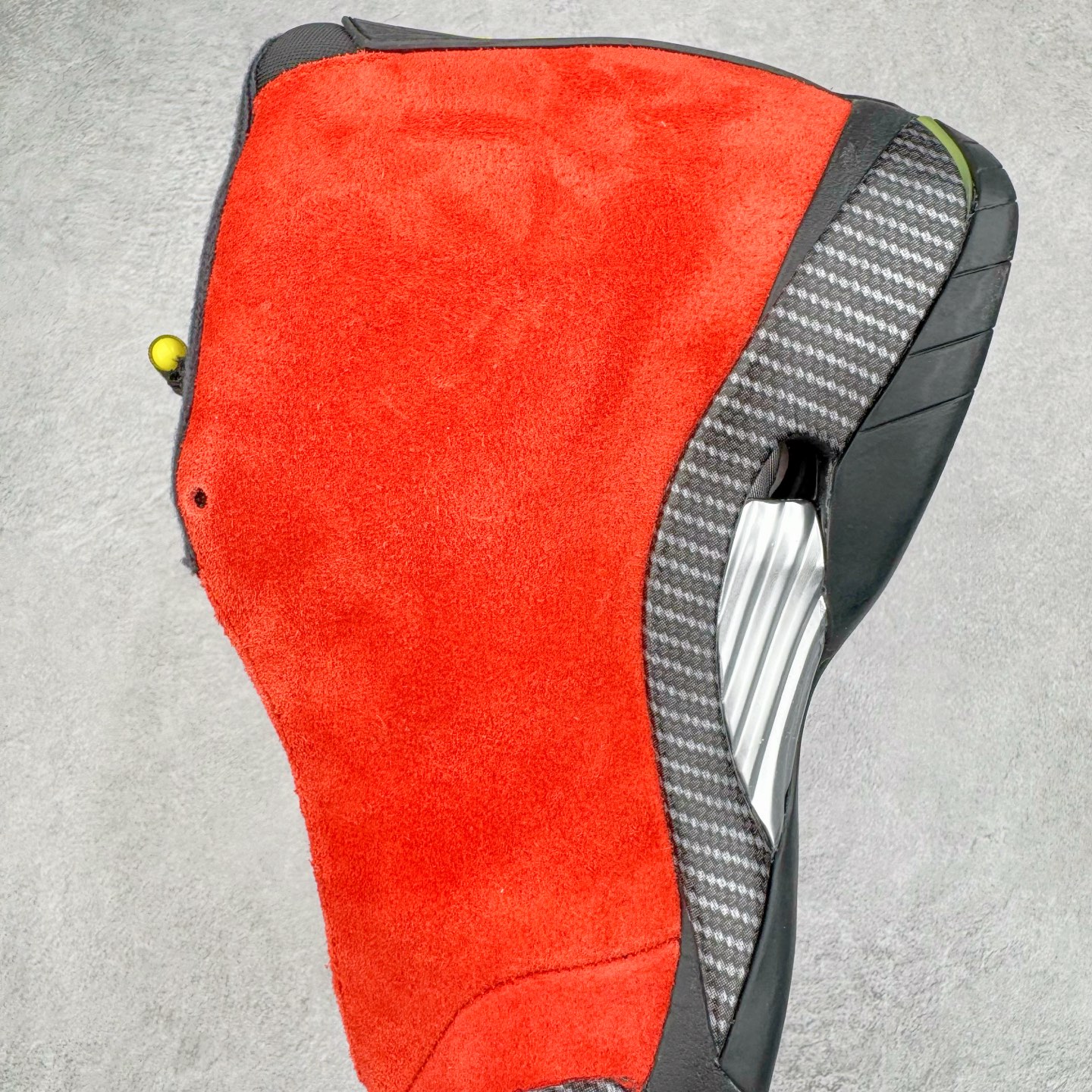 图片[7]-＃Kw纯原 Air Jordan AJ14 红色 IF5015-600 外贸特供批次 原楦原档案数据开模打造 原厂中底拉帮钢印 原盒原配 以法拉利 550 Maranello 为设计灵感 类似跑车的全新流线鞋型 鞋头的麂皮与鞋身的荔枝皮相结合 最具代表性的黑红配色 中底内侧开创性的透气孔设计 看起来与跑车的进气口如出一辙 盾牌造型更能让人们直接想到法拉利的 Logo 尺码：40 40.5 41 42 42.5 43 44 44.5 45 46 47.5-选品中心