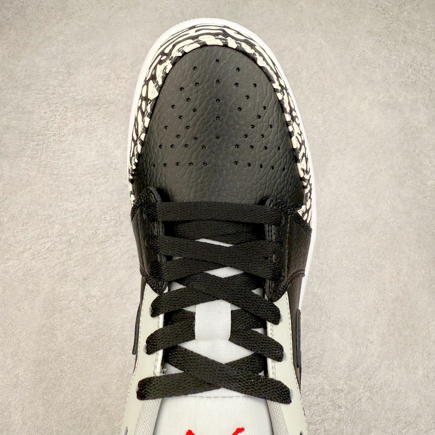 图片[4]-＃K版 Air Jordan AJ1 Low 低帮 黑水泥 338145-062 全新流水线出品 DT版本唯一平替选择 市场第二梯队最强版 全部原鞋开发 原楦原纸板开发 全鞋电脑针车 原厂内置全掌气垫 原盒内在原标 唯一Zp原版鞋带绑法 免检产品 全新2022版型 全头层皮料 完美零毛边处理 原厂配置全掌气垫 价格定位良心 几十个配色陆续出货 实拍调校N版已经零色差零失真 百分百还原实物色彩所见即所得 不存在货不对板色差等低级问题 选购参考实物拍摄 不混卖不参货 只用心做好货严格选品 承诺混一赔十 尺码：36 36.5 37.5 38 38.5 39 40 40.5 41 42 42.5 43 44 44.5 45-选品中心