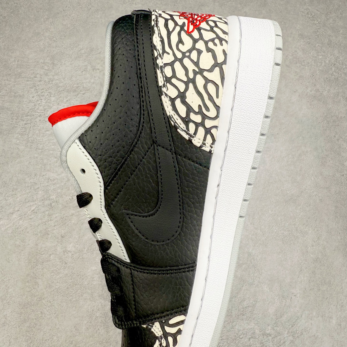 图片[7]-＃K版 Air Jordan AJ1 Low 低帮 黑水泥 338145-062 全新流水线出品 DT版本唯一平替选择 市场第二梯队最强版 全部原鞋开发 原楦原纸板开发 全鞋电脑针车 原厂内置全掌气垫 原盒内在原标 唯一Zp原版鞋带绑法 免检产品 全新2022版型 全头层皮料 完美零毛边处理 原厂配置全掌气垫 价格定位良心 几十个配色陆续出货 实拍调校N版已经零色差零失真 百分百还原实物色彩所见即所得 不存在货不对板色差等低级问题 选购参考实物拍摄 不混卖不参货 只用心做好货严格选品 承诺混一赔十 尺码：36 36.5 37.5 38 38.5 39 40 40.5 41 42 42.5 43 44 44.5 45-选品中心