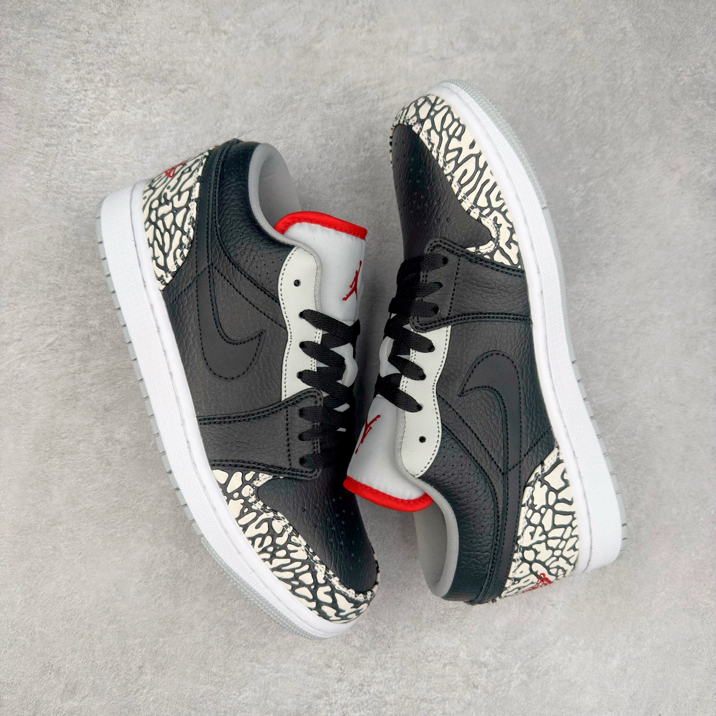 图片[3]-＃K版 Air Jordan AJ1 Low 低帮 黑水泥 338145-062 全新流水线出品 DT版本唯一平替选择 市场第二梯队最强版 全部原鞋开发 原楦原纸板开发 全鞋电脑针车 原厂内置全掌气垫 原盒内在原标 唯一Zp原版鞋带绑法 免检产品 全新2022版型 全头层皮料 完美零毛边处理 原厂配置全掌气垫 价格定位良心 几十个配色陆续出货 实拍调校N版已经零色差零失真 百分百还原实物色彩所见即所得 不存在货不对板色差等低级问题 选购参考实物拍摄 不混卖不参货 只用心做好货严格选品 承诺混一赔十 尺码：36 36.5 37.5 38 38.5 39 40 40.5 41 42 42.5 43 44 44.5 45-选品中心