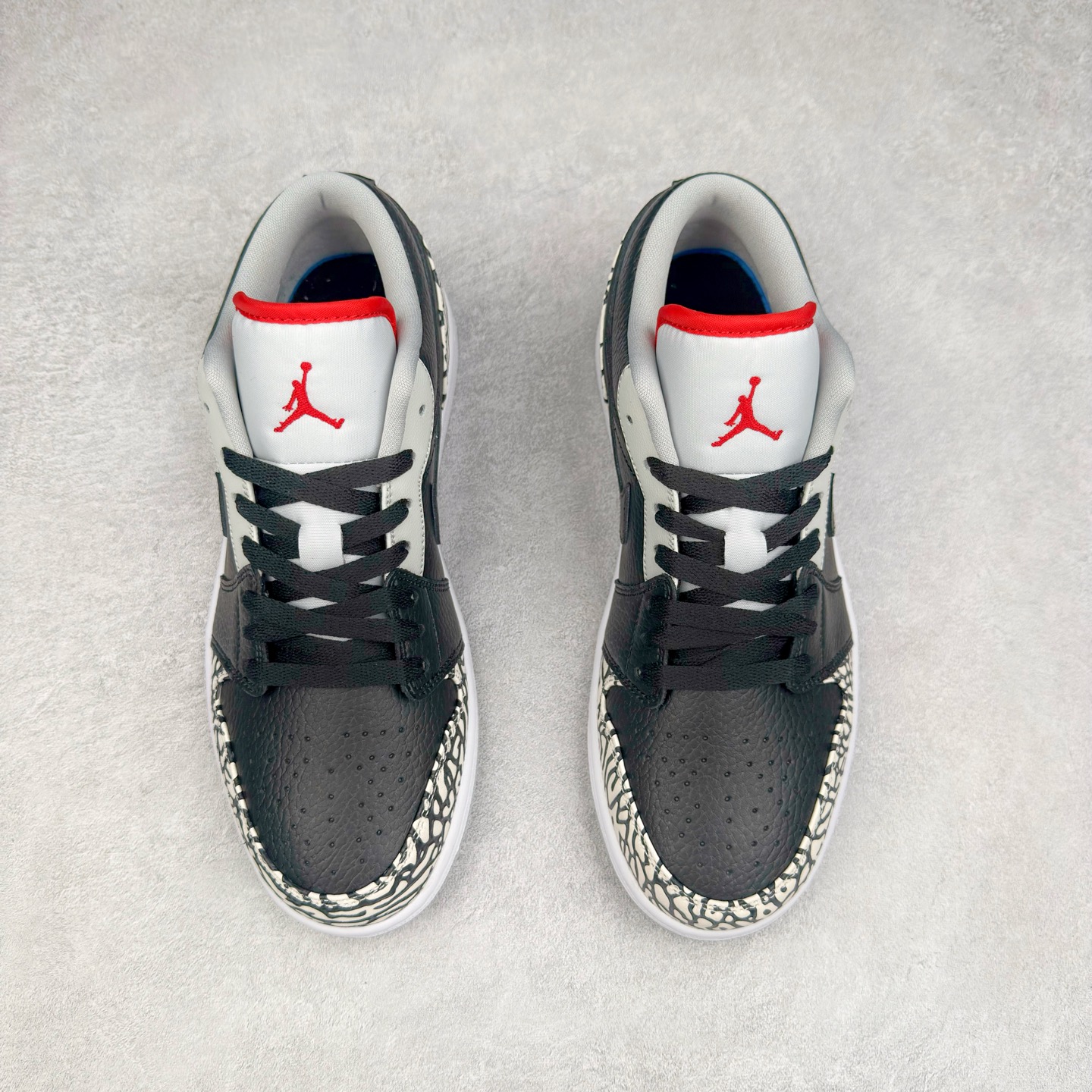 图片[2]-＃K版 Air Jordan AJ1 Low 低帮 黑水泥 338145-062 全新流水线出品 DT版本唯一平替选择 市场第二梯队最强版 全部原鞋开发 原楦原纸板开发 全鞋电脑针车 原厂内置全掌气垫 原盒内在原标 唯一Zp原版鞋带绑法 免检产品 全新2022版型 全头层皮料 完美零毛边处理 原厂配置全掌气垫 价格定位良心 几十个配色陆续出货 实拍调校N版已经零色差零失真 百分百还原实物色彩所见即所得 不存在货不对板色差等低级问题 选购参考实物拍摄 不混卖不参货 只用心做好货严格选品 承诺混一赔十 尺码：36 36.5 37.5 38 38.5 39 40 40.5 41 42 42.5 43 44 44.5 45-选品中心