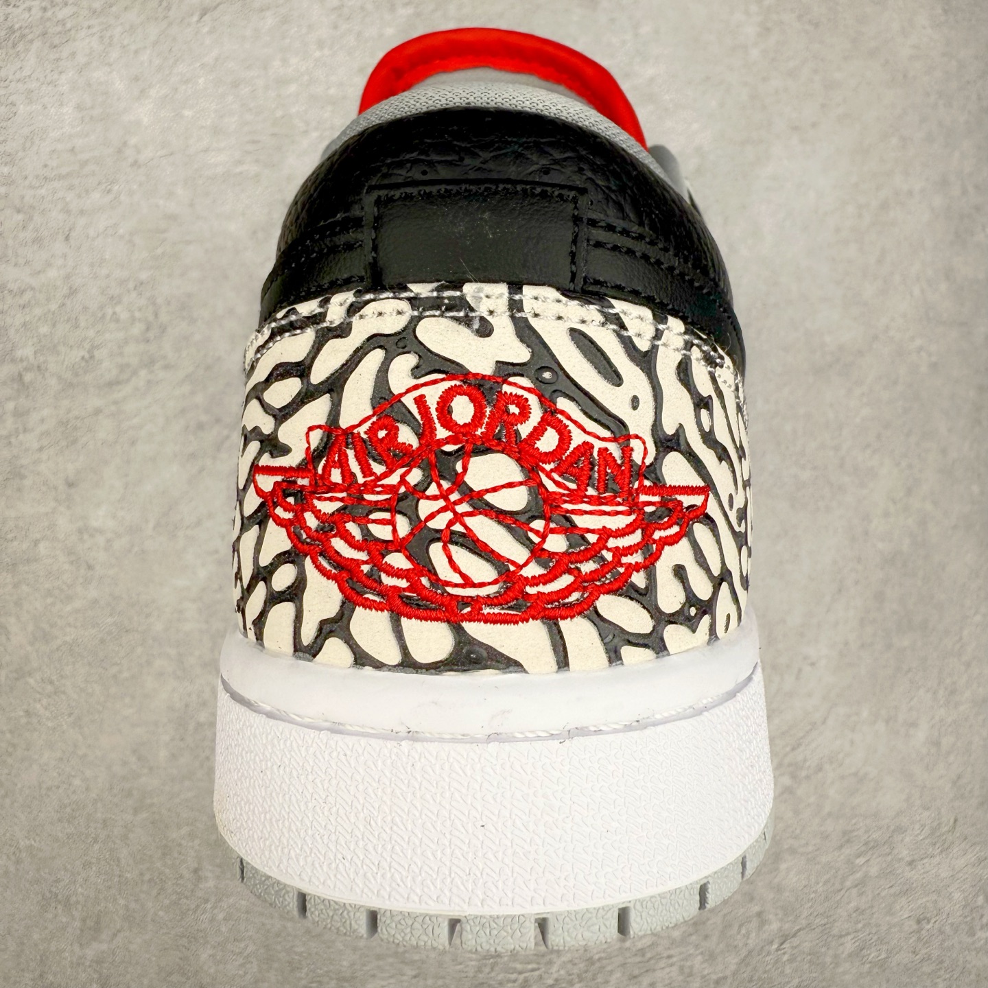 图片[8]-＃K版 Air Jordan AJ1 Low 低帮 黑水泥 338145-062 全新流水线出品 DT版本唯一平替选择 市场第二梯队最强版 全部原鞋开发 原楦原纸板开发 全鞋电脑针车 原厂内置全掌气垫 原盒内在原标 唯一Zp原版鞋带绑法 免检产品 全新2022版型 全头层皮料 完美零毛边处理 原厂配置全掌气垫 价格定位良心 几十个配色陆续出货 实拍调校N版已经零色差零失真 百分百还原实物色彩所见即所得 不存在货不对板色差等低级问题 选购参考实物拍摄 不混卖不参货 只用心做好货严格选品 承诺混一赔十 尺码：36 36.5 37.5 38 38.5 39 40 40.5 41 42 42.5 43 44 44.5 45-选品中心