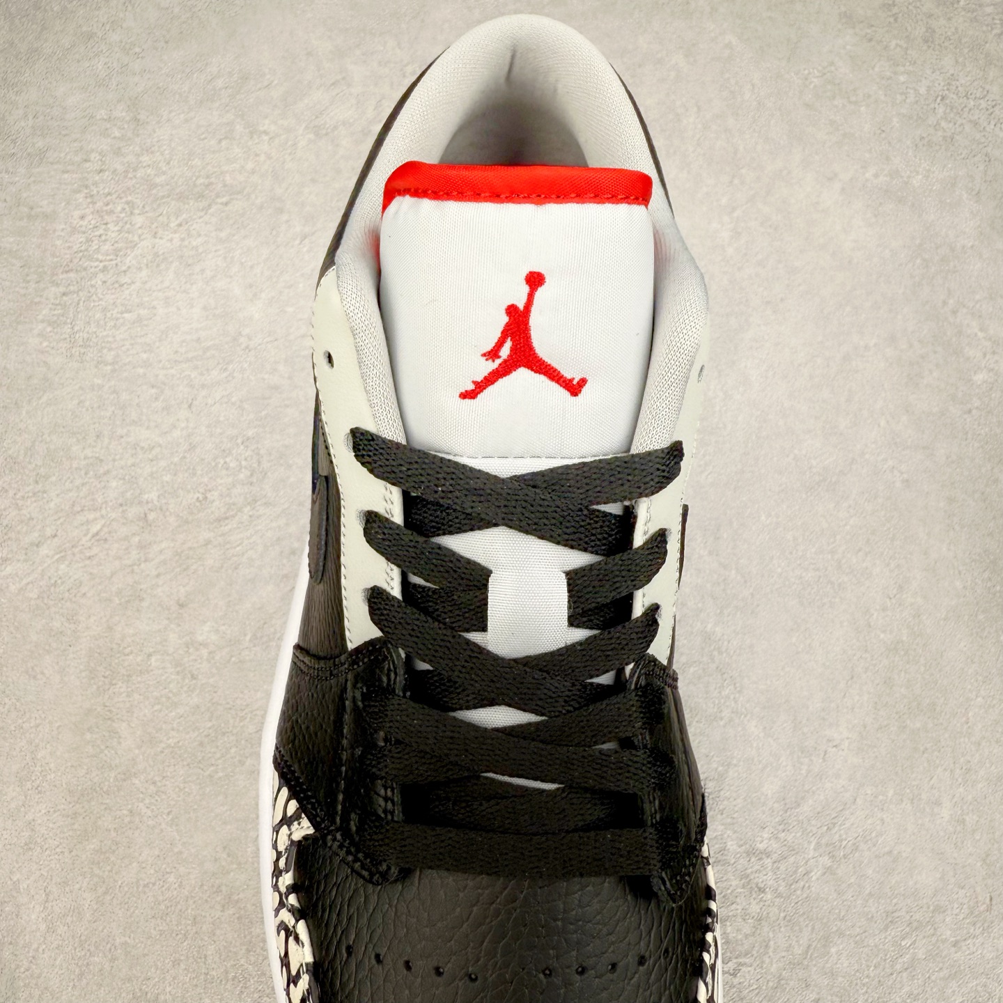 图片[5]-＃K版 Air Jordan AJ1 Low 低帮 黑水泥 338145-062 全新流水线出品 DT版本唯一平替选择 市场第二梯队最强版 全部原鞋开发 原楦原纸板开发 全鞋电脑针车 原厂内置全掌气垫 原盒内在原标 唯一Zp原版鞋带绑法 免检产品 全新2022版型 全头层皮料 完美零毛边处理 原厂配置全掌气垫 价格定位良心 几十个配色陆续出货 实拍调校N版已经零色差零失真 百分百还原实物色彩所见即所得 不存在货不对板色差等低级问题 选购参考实物拍摄 不混卖不参货 只用心做好货严格选品 承诺混一赔十 尺码：36 36.5 37.5 38 38.5 39 40 40.5 41 42 42.5 43 44 44.5 45-选品中心