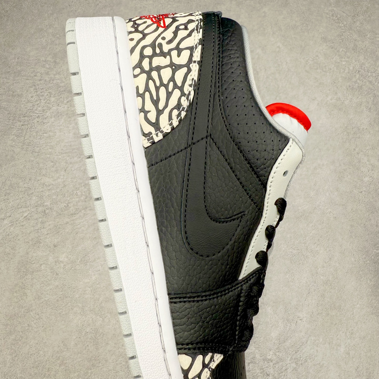 图片[6]-＃K版 Air Jordan AJ1 Low 低帮 黑水泥 338145-062 全新流水线出品 DT版本唯一平替选择 市场第二梯队最强版 全部原鞋开发 原楦原纸板开发 全鞋电脑针车 原厂内置全掌气垫 原盒内在原标 唯一Zp原版鞋带绑法 免检产品 全新2022版型 全头层皮料 完美零毛边处理 原厂配置全掌气垫 价格定位良心 几十个配色陆续出货 实拍调校N版已经零色差零失真 百分百还原实物色彩所见即所得 不存在货不对板色差等低级问题 选购参考实物拍摄 不混卖不参货 只用心做好货严格选品 承诺混一赔十 尺码：36 36.5 37.5 38 38.5 39 40 40.5 41 42 42.5 43 44 44.5 45-选品中心