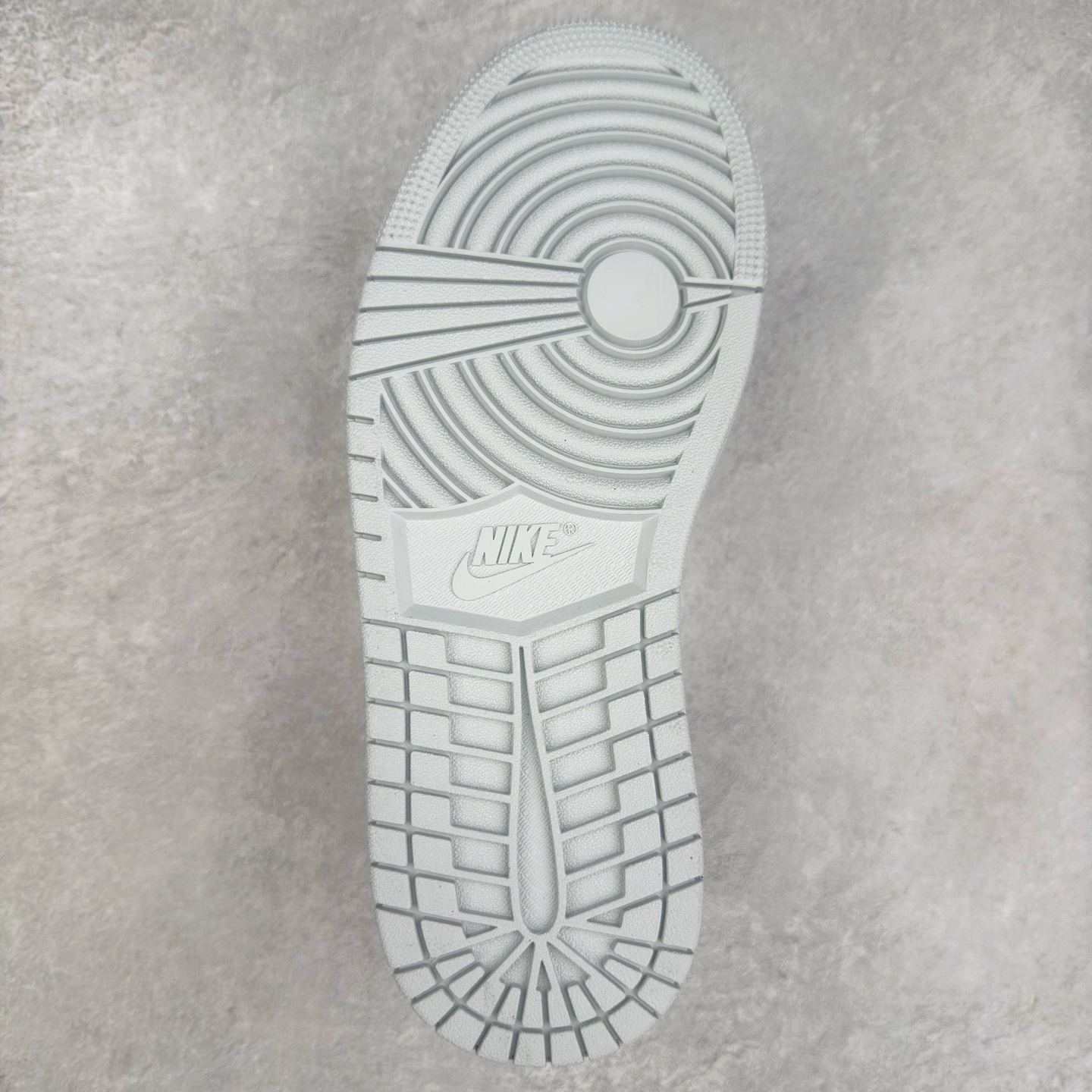 图片[9]-＃K版 Air Jordan AJ1 Low 低帮 黑水泥 338145-062 全新流水线出品 DT版本唯一平替选择 市场第二梯队最强版 全部原鞋开发 原楦原纸板开发 全鞋电脑针车 原厂内置全掌气垫 原盒内在原标 唯一Zp原版鞋带绑法 免检产品 全新2022版型 全头层皮料 完美零毛边处理 原厂配置全掌气垫 价格定位良心 几十个配色陆续出货 实拍调校N版已经零色差零失真 百分百还原实物色彩所见即所得 不存在货不对板色差等低级问题 选购参考实物拍摄 不混卖不参货 只用心做好货严格选品 承诺混一赔十 尺码：36 36.5 37.5 38 38.5 39 40 40.5 41 42 42.5 43 44 44.5 45-选品中心