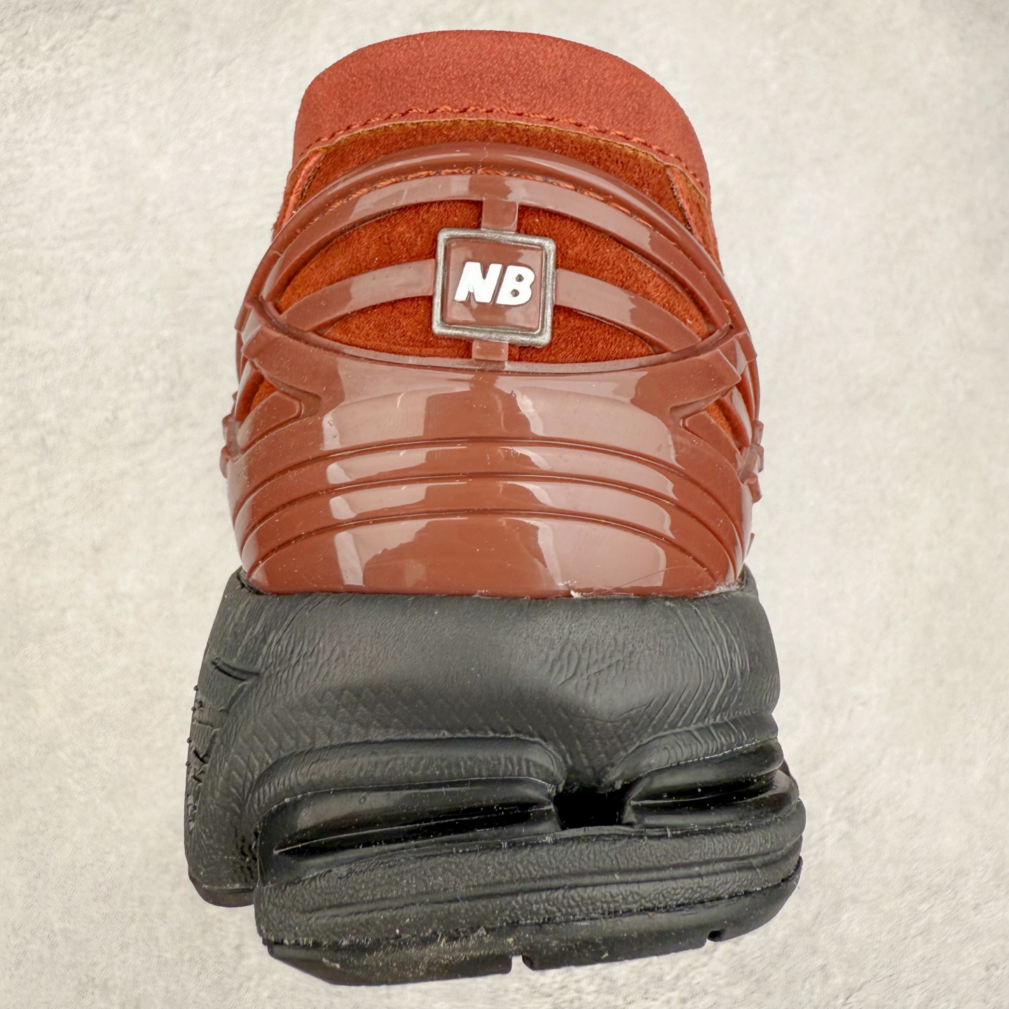 图片[8]-JUNYA WATANABE x New Balance NB 1906R 新百伦联名款舒适百搭防滑低帮生活休闲鞋乐福鞋 Junya Watanabe 和 New Balance 再次联手，推出了全新的合作款——1906 Loafer。这款跨越运动鞋与皮鞋界限的设计。设计将 New Balance 1906R 的技术与经典皮革便鞋的风格完美融合。厚实的鞋底与精致的漆皮鞋面，不仅保留了运动鞋的舒适感，还能轻松驾驭休闲与正式造型。一位国外鞋友对此鞋的评价颇具趣味：“这是开完重要会议后，立马开始 5K 长跑的理想鞋款。”-选品中心