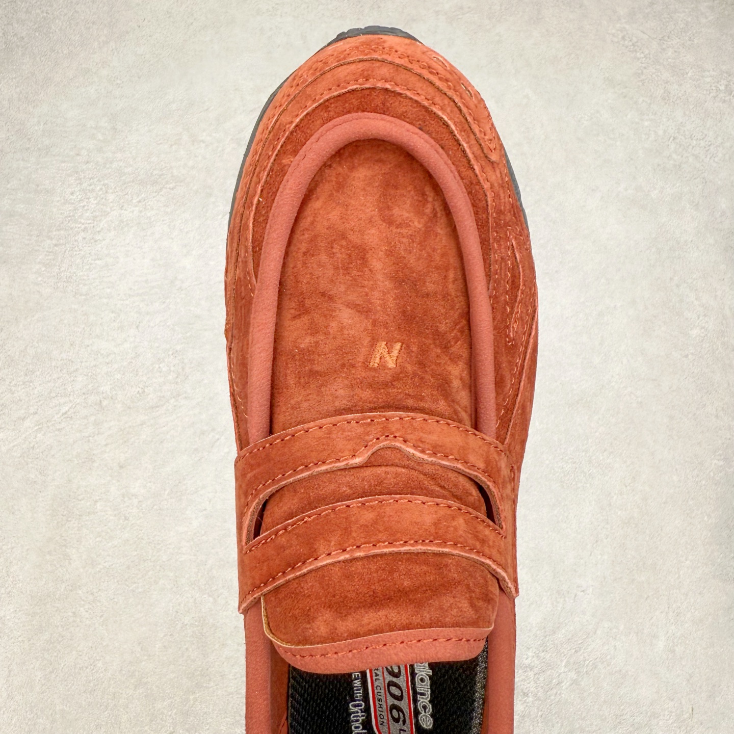 图片[4]-JUNYA WATANABE x New Balance NB 1906R 新百伦联名款舒适百搭防滑低帮生活休闲鞋乐福鞋 Junya Watanabe 和 New Balance 再次联手，推出了全新的合作款——1906 Loafer。这款跨越运动鞋与皮鞋界限的设计。设计将 New Balance 1906R 的技术与经典皮革便鞋的风格完美融合。厚实的鞋底与精致的漆皮鞋面，不仅保留了运动鞋的舒适感，还能轻松驾驭休闲与正式造型。一位国外鞋友对此鞋的评价颇具趣味：“这是开完重要会议后，立马开始 5K 长跑的理想鞋款。”-选品中心