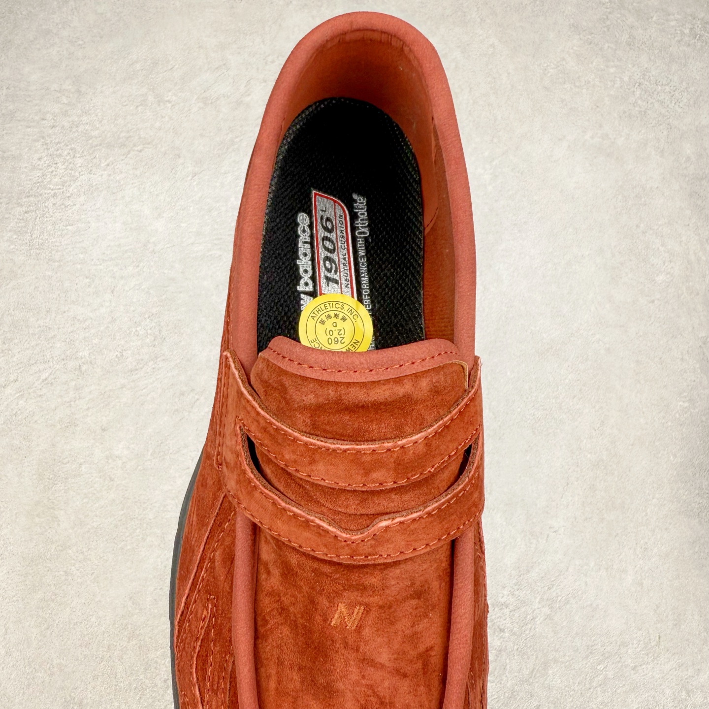 图片[5]-JUNYA WATANABE x New Balance NB 1906R 新百伦联名款舒适百搭防滑低帮生活休闲鞋乐福鞋 Junya Watanabe 和 New Balance 再次联手，推出了全新的合作款——1906 Loafer。这款跨越运动鞋与皮鞋界限的设计。设计将 New Balance 1906R 的技术与经典皮革便鞋的风格完美融合。厚实的鞋底与精致的漆皮鞋面，不仅保留了运动鞋的舒适感，还能轻松驾驭休闲与正式造型。一位国外鞋友对此鞋的评价颇具趣味：“这是开完重要会议后，立马开始 5K 长跑的理想鞋款。”-选品中心