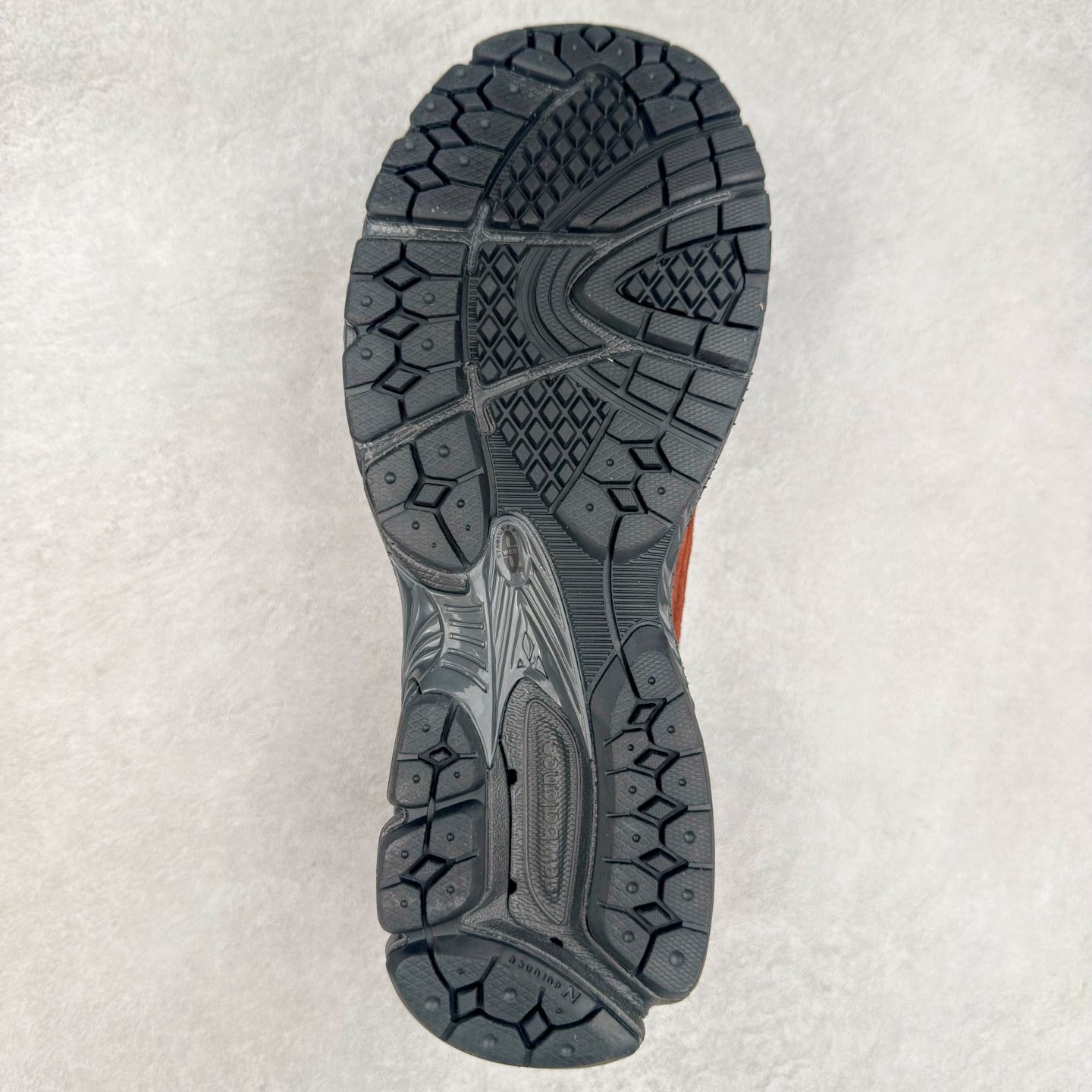 图片[9]-JUNYA WATANABE x New Balance NB 1906R 新百伦联名款舒适百搭防滑低帮生活休闲鞋乐福鞋 Junya Watanabe 和 New Balance 再次联手，推出了全新的合作款——1906 Loafer。这款跨越运动鞋与皮鞋界限的设计。设计将 New Balance 1906R 的技术与经典皮革便鞋的风格完美融合。厚实的鞋底与精致的漆皮鞋面，不仅保留了运动鞋的舒适感，还能轻松驾驭休闲与正式造型。一位国外鞋友对此鞋的评价颇具趣味：“这是开完重要会议后，立马开始 5K 长跑的理想鞋款。”-选品中心