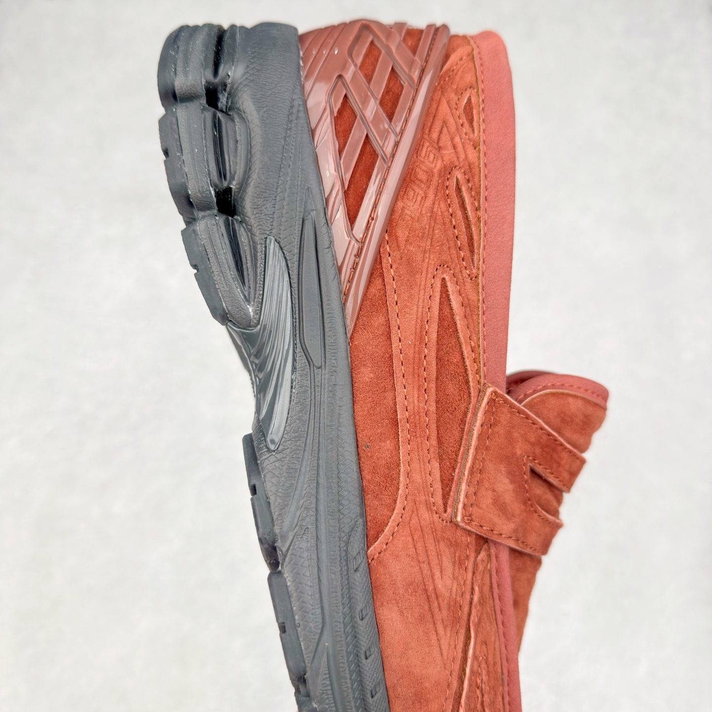 图片[6]-JUNYA WATANABE x New Balance NB 1906R 新百伦联名款舒适百搭防滑低帮生活休闲鞋乐福鞋 Junya Watanabe 和 New Balance 再次联手，推出了全新的合作款——1906 Loafer。这款跨越运动鞋与皮鞋界限的设计。设计将 New Balance 1906R 的技术与经典皮革便鞋的风格完美融合。厚实的鞋底与精致的漆皮鞋面，不仅保留了运动鞋的舒适感，还能轻松驾驭休闲与正式造型。一位国外鞋友对此鞋的评价颇具趣味：“这是开完重要会议后，立马开始 5K 长跑的理想鞋款。”-选品中心