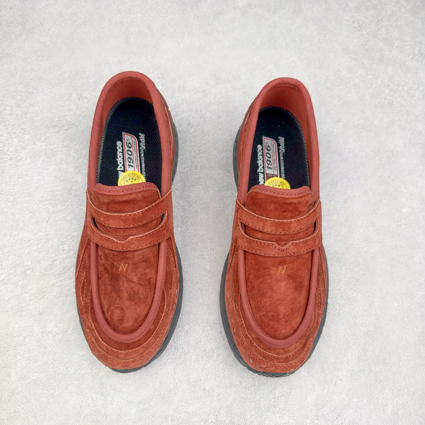 图片[2]-JUNYA WATANABE x New Balance NB 1906R 新百伦联名款舒适百搭防滑低帮生活休闲鞋乐福鞋 Junya Watanabe 和 New Balance 再次联手，推出了全新的合作款——1906 Loafer。这款跨越运动鞋与皮鞋界限的设计。设计将 New Balance 1906R 的技术与经典皮革便鞋的风格完美融合。厚实的鞋底与精致的漆皮鞋面，不仅保留了运动鞋的舒适感，还能轻松驾驭休闲与正式造型。一位国外鞋友对此鞋的评价颇具趣味：“这是开完重要会议后，立马开始 5K 长跑的理想鞋款。”-选品中心