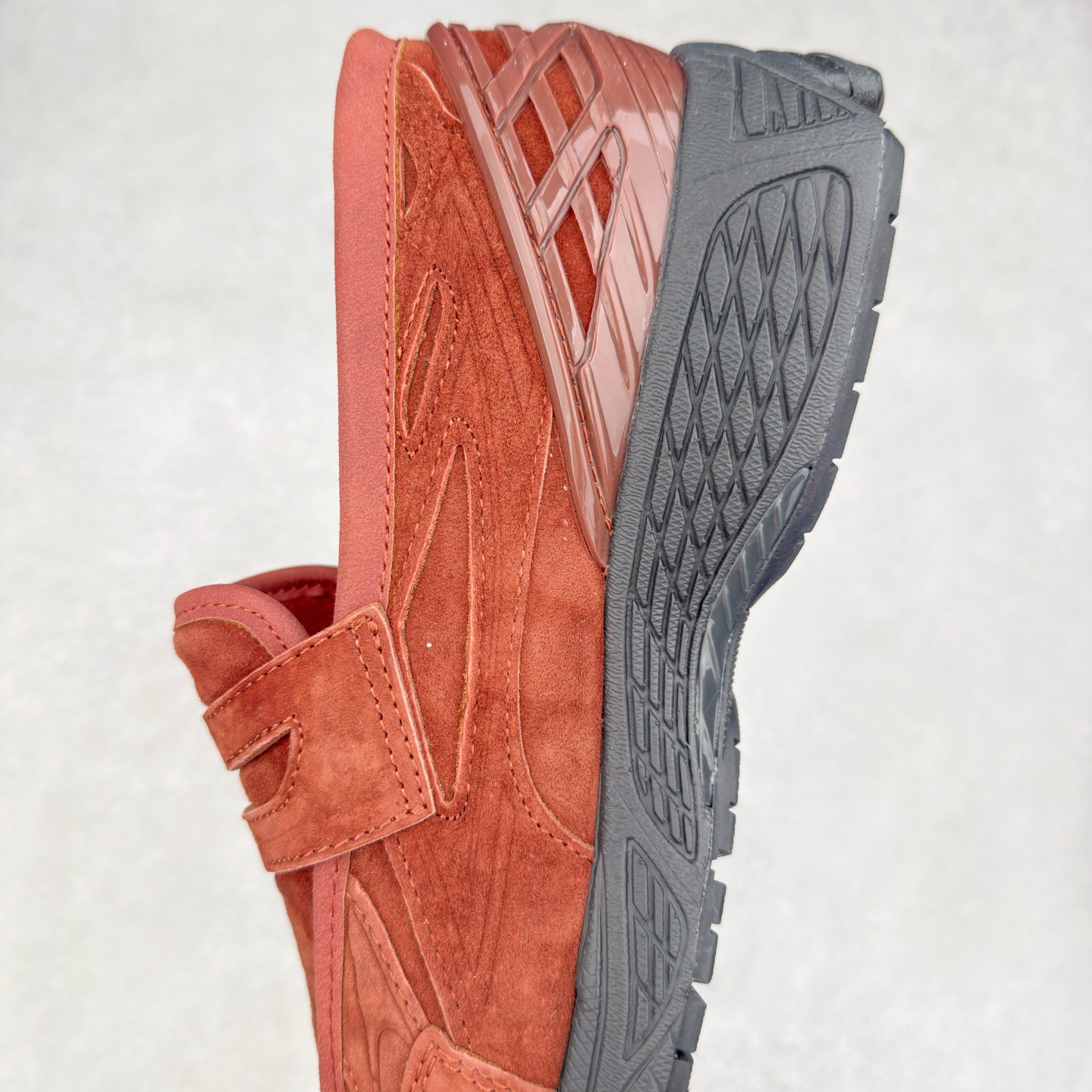 图片[7]-JUNYA WATANABE x New Balance NB 1906R 新百伦联名款舒适百搭防滑低帮生活休闲鞋乐福鞋 Junya Watanabe 和 New Balance 再次联手，推出了全新的合作款——1906 Loafer。这款跨越运动鞋与皮鞋界限的设计。设计将 New Balance 1906R 的技术与经典皮革便鞋的风格完美融合。厚实的鞋底与精致的漆皮鞋面，不仅保留了运动鞋的舒适感，还能轻松驾驭休闲与正式造型。一位国外鞋友对此鞋的评价颇具趣味：“这是开完重要会议后，立马开始 5K 长跑的理想鞋款。”-选品中心