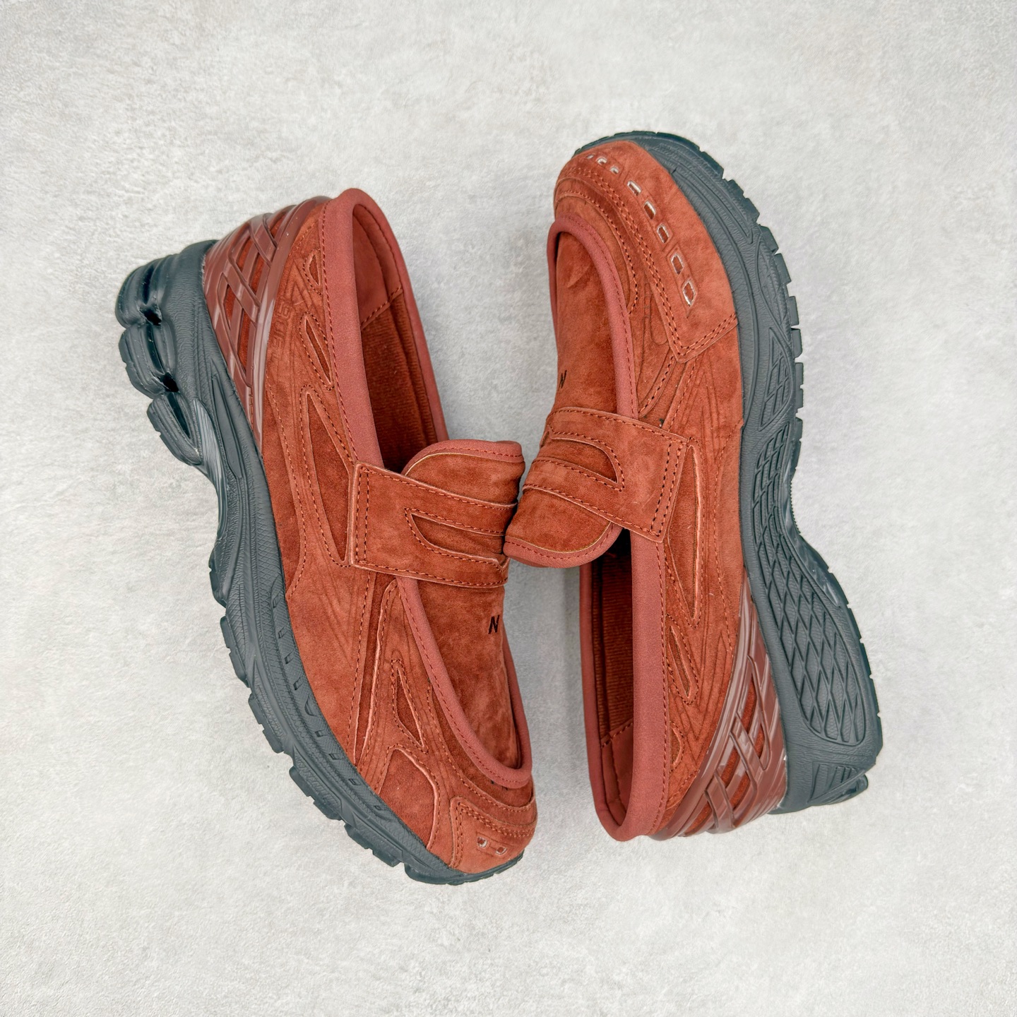 图片[3]-JUNYA WATANABE x New Balance NB 1906R 新百伦联名款舒适百搭防滑低帮生活休闲鞋乐福鞋 Junya Watanabe 和 New Balance 再次联手，推出了全新的合作款——1906 Loafer。这款跨越运动鞋与皮鞋界限的设计。设计将 New Balance 1906R 的技术与经典皮革便鞋的风格完美融合。厚实的鞋底与精致的漆皮鞋面，不仅保留了运动鞋的舒适感，还能轻松驾驭休闲与正式造型。一位国外鞋友对此鞋的评价颇具趣味：“这是开完重要会议后，立马开始 5K 长跑的理想鞋款。”-选品中心