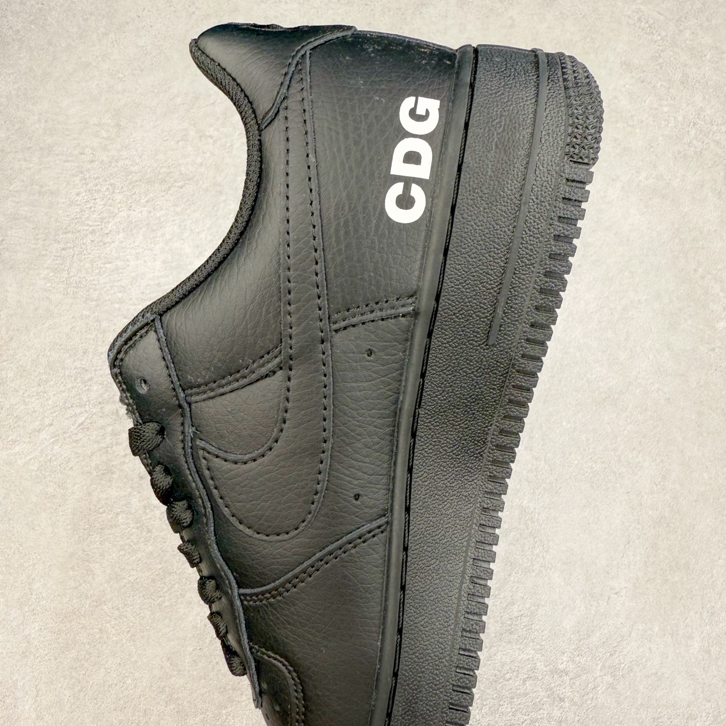 图片[7]-＃XT纯原 NK Air Force 1´07 Low 空军一号低帮百搭休闲运动板鞋 IB9949-001 顶级批次 2022全新楦头鞋型 鱼鳞大底 历时开发三个月 清洁度完美 二维码鞋标 内置芯片及solo气垫 大底高度及其弧度依照正品 钢印 logo刺绣 鞋口弧度 鞋头长度 鞋面冲孔 鞋垫背胶及钢印 完美鞋型对比正品 每一处都是细节满满 柔软、弹性十足的缓震性能和出色的中底设计 横跨复古与现代的外型结合 造就出风靡全球 三十多年的Force 1 直到今天还深受青睐 实拍调校N版已经零色差零失真 百分百还原实物色彩所见即所得 不存在货不对板色差等低级问题 选购参考实物拍摄 不混卖不参货 只用心做好货严格选品 承诺混一赔十 尺码：36 36.5 37.5 38 38.5 39 40 40.5 41 42 42.5 43 44 44.5 45-选品中心