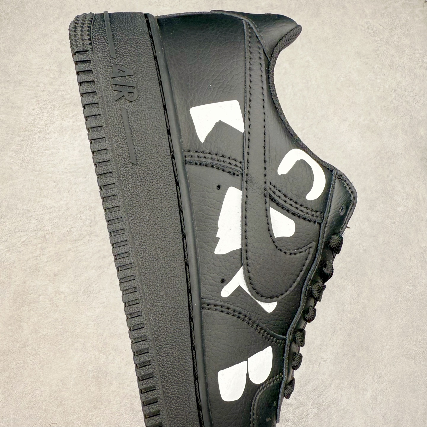 图片[6]-＃XT纯原 NK Air Force 1´07 Low 空军一号低帮百搭休闲运动板鞋 IB9949-001 顶级批次 2022全新楦头鞋型 鱼鳞大底 历时开发三个月 清洁度完美 二维码鞋标 内置芯片及solo气垫 大底高度及其弧度依照正品 钢印 logo刺绣 鞋口弧度 鞋头长度 鞋面冲孔 鞋垫背胶及钢印 完美鞋型对比正品 每一处都是细节满满 柔软、弹性十足的缓震性能和出色的中底设计 横跨复古与现代的外型结合 造就出风靡全球 三十多年的Force 1 直到今天还深受青睐 实拍调校N版已经零色差零失真 百分百还原实物色彩所见即所得 不存在货不对板色差等低级问题 选购参考实物拍摄 不混卖不参货 只用心做好货严格选品 承诺混一赔十 尺码：36 36.5 37.5 38 38.5 39 40 40.5 41 42 42.5 43 44 44.5 45-选品中心