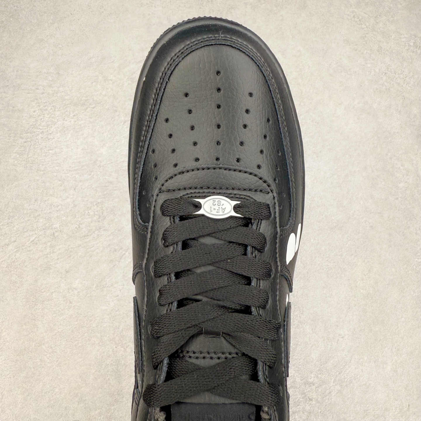 图片[4]-＃XT纯原 NK Air Force 1´07 Low 空军一号低帮百搭休闲运动板鞋 IB9949-001 顶级批次 2022全新楦头鞋型 鱼鳞大底 历时开发三个月 清洁度完美 二维码鞋标 内置芯片及solo气垫 大底高度及其弧度依照正品 钢印 logo刺绣 鞋口弧度 鞋头长度 鞋面冲孔 鞋垫背胶及钢印 完美鞋型对比正品 每一处都是细节满满 柔软、弹性十足的缓震性能和出色的中底设计 横跨复古与现代的外型结合 造就出风靡全球 三十多年的Force 1 直到今天还深受青睐 实拍调校N版已经零色差零失真 百分百还原实物色彩所见即所得 不存在货不对板色差等低级问题 选购参考实物拍摄 不混卖不参货 只用心做好货严格选品 承诺混一赔十 尺码：36 36.5 37.5 38 38.5 39 40 40.5 41 42 42.5 43 44 44.5 45-选品中心