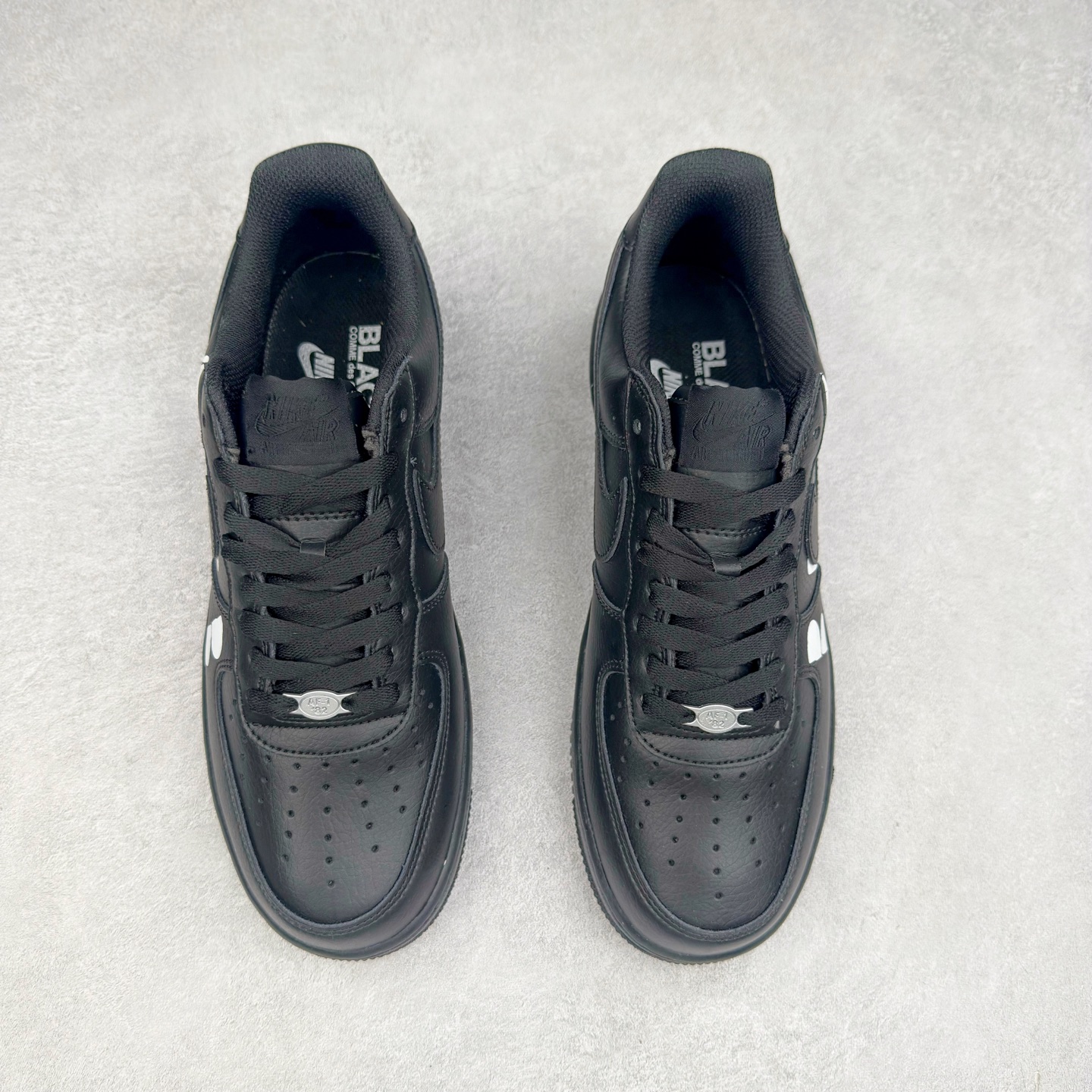 图片[2]-＃XT纯原 NK Air Force 1´07 Low 空军一号低帮百搭休闲运动板鞋 IB9949-001 顶级批次 2022全新楦头鞋型 鱼鳞大底 历时开发三个月 清洁度完美 二维码鞋标 内置芯片及solo气垫 大底高度及其弧度依照正品 钢印 logo刺绣 鞋口弧度 鞋头长度 鞋面冲孔 鞋垫背胶及钢印 完美鞋型对比正品 每一处都是细节满满 柔软、弹性十足的缓震性能和出色的中底设计 横跨复古与现代的外型结合 造就出风靡全球 三十多年的Force 1 直到今天还深受青睐 实拍调校N版已经零色差零失真 百分百还原实物色彩所见即所得 不存在货不对板色差等低级问题 选购参考实物拍摄 不混卖不参货 只用心做好货严格选品 承诺混一赔十 尺码：36 36.5 37.5 38 38.5 39 40 40.5 41 42 42.5 43 44 44.5 45-选品中心