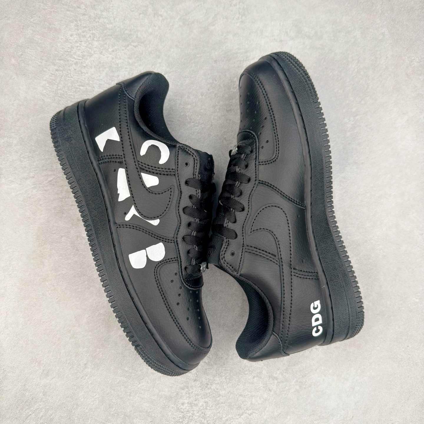 图片[3]-＃XT纯原 NK Air Force 1´07 Low 空军一号低帮百搭休闲运动板鞋 IB9949-001 顶级批次 2022全新楦头鞋型 鱼鳞大底 历时开发三个月 清洁度完美 二维码鞋标 内置芯片及solo气垫 大底高度及其弧度依照正品 钢印 logo刺绣 鞋口弧度 鞋头长度 鞋面冲孔 鞋垫背胶及钢印 完美鞋型对比正品 每一处都是细节满满 柔软、弹性十足的缓震性能和出色的中底设计 横跨复古与现代的外型结合 造就出风靡全球 三十多年的Force 1 直到今天还深受青睐 实拍调校N版已经零色差零失真 百分百还原实物色彩所见即所得 不存在货不对板色差等低级问题 选购参考实物拍摄 不混卖不参货 只用心做好货严格选品 承诺混一赔十 尺码：36 36.5 37.5 38 38.5 39 40 40.5 41 42 42.5 43 44 44.5 45-选品中心