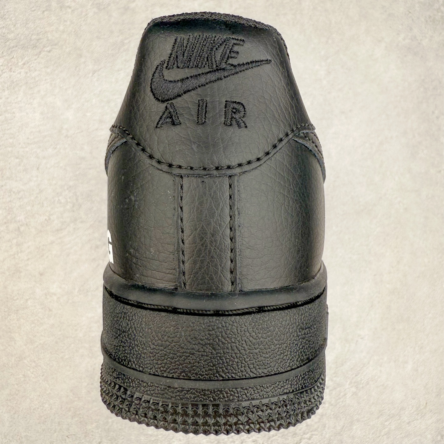 图片[8]-＃XT纯原 NK Air Force 1´07 Low 空军一号低帮百搭休闲运动板鞋 IB9949-001 顶级批次 2022全新楦头鞋型 鱼鳞大底 历时开发三个月 清洁度完美 二维码鞋标 内置芯片及solo气垫 大底高度及其弧度依照正品 钢印 logo刺绣 鞋口弧度 鞋头长度 鞋面冲孔 鞋垫背胶及钢印 完美鞋型对比正品 每一处都是细节满满 柔软、弹性十足的缓震性能和出色的中底设计 横跨复古与现代的外型结合 造就出风靡全球 三十多年的Force 1 直到今天还深受青睐 实拍调校N版已经零色差零失真 百分百还原实物色彩所见即所得 不存在货不对板色差等低级问题 选购参考实物拍摄 不混卖不参货 只用心做好货严格选品 承诺混一赔十 尺码：36 36.5 37.5 38 38.5 39 40 40.5 41 42 42.5 43 44 44.5 45-选品中心