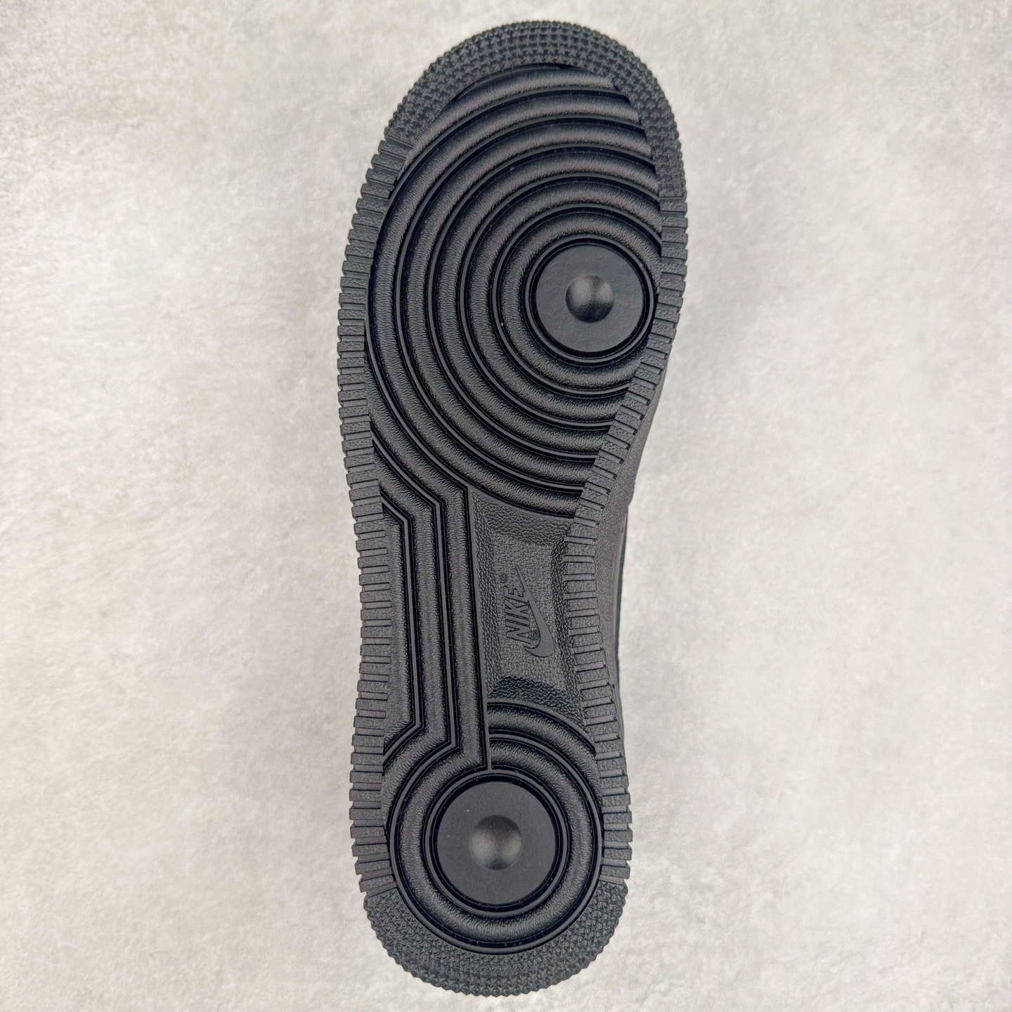 图片[9]-＃XT纯原 NK Air Force 1´07 Low 空军一号低帮百搭休闲运动板鞋 IB9949-001 顶级批次 2022全新楦头鞋型 鱼鳞大底 历时开发三个月 清洁度完美 二维码鞋标 内置芯片及solo气垫 大底高度及其弧度依照正品 钢印 logo刺绣 鞋口弧度 鞋头长度 鞋面冲孔 鞋垫背胶及钢印 完美鞋型对比正品 每一处都是细节满满 柔软、弹性十足的缓震性能和出色的中底设计 横跨复古与现代的外型结合 造就出风靡全球 三十多年的Force 1 直到今天还深受青睐 实拍调校N版已经零色差零失真 百分百还原实物色彩所见即所得 不存在货不对板色差等低级问题 选购参考实物拍摄 不混卖不参货 只用心做好货严格选品 承诺混一赔十 尺码：36 36.5 37.5 38 38.5 39 40 40.5 41 42 42.5 43 44 44.5 45-选品中心