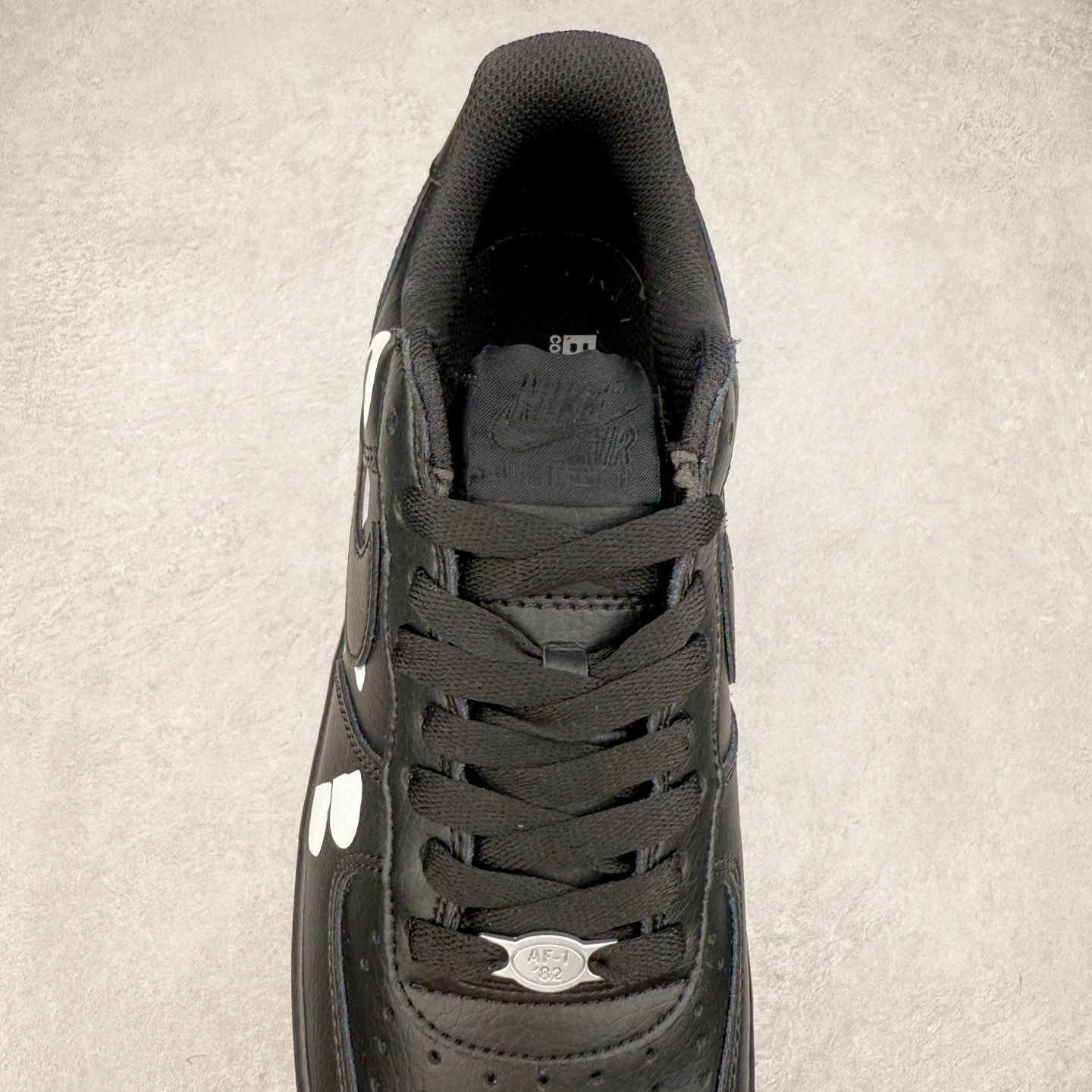 图片[5]-＃XT纯原 NK Air Force 1´07 Low 空军一号低帮百搭休闲运动板鞋 IB9949-001 顶级批次 2022全新楦头鞋型 鱼鳞大底 历时开发三个月 清洁度完美 二维码鞋标 内置芯片及solo气垫 大底高度及其弧度依照正品 钢印 logo刺绣 鞋口弧度 鞋头长度 鞋面冲孔 鞋垫背胶及钢印 完美鞋型对比正品 每一处都是细节满满 柔软、弹性十足的缓震性能和出色的中底设计 横跨复古与现代的外型结合 造就出风靡全球 三十多年的Force 1 直到今天还深受青睐 实拍调校N版已经零色差零失真 百分百还原实物色彩所见即所得 不存在货不对板色差等低级问题 选购参考实物拍摄 不混卖不参货 只用心做好货严格选品 承诺混一赔十 尺码：36 36.5 37.5 38 38.5 39 40 40.5 41 42 42.5 43 44 44.5 45-选品中心