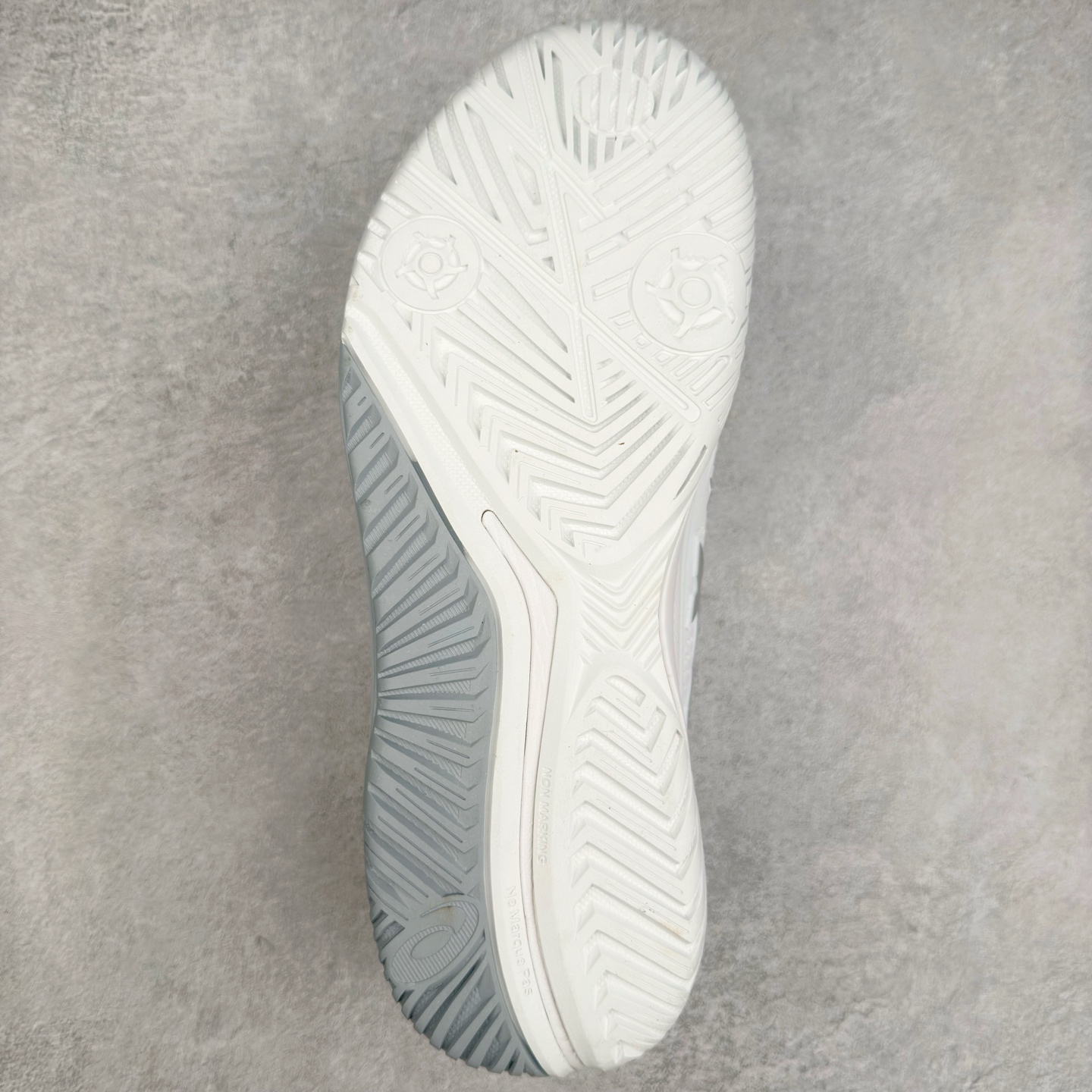 图片[9]-Asics Gel-Resolution 9 亚瑟士防滑耐磨透气 低帮网球鞋 Gel Resolution 9 是一款为快速进攻型球员设计的网球鞋，它有以下特点：鞋底没有刚性的鞋骨，让脚底感受到更多缓冲，舒适度极高。鞋内提供出色的支撑力和梦幻般的舒适感，让你在场上自信满满。鞋底采用 DynaWall 技术，增强了抓地力和反弹力，让你在移动中更灵活。尺码：36 36.5 37 38 38.5 39 40 40.5 41 42 42.5 43 44 45-选品中心