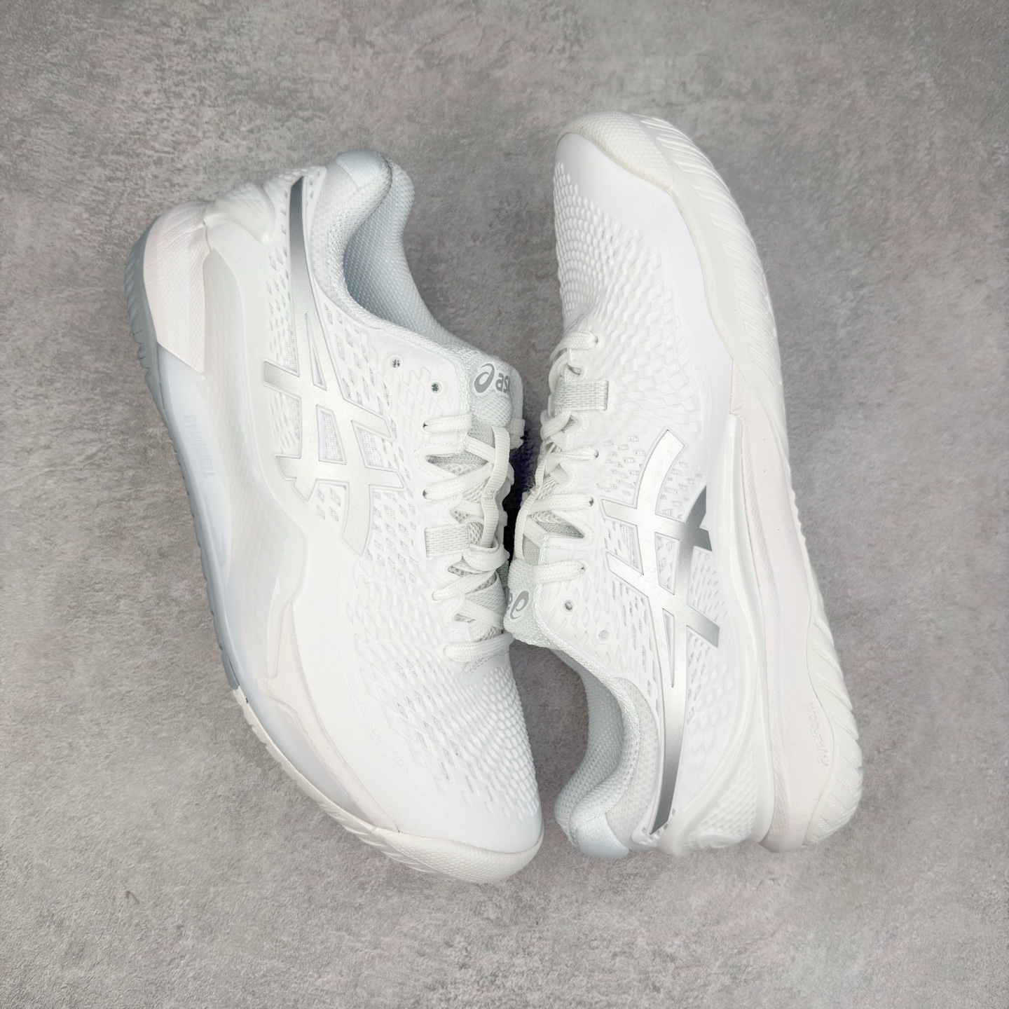 图片[3]-Asics Gel-Resolution 9 亚瑟士防滑耐磨透气 低帮网球鞋 Gel Resolution 9 是一款为快速进攻型球员设计的网球鞋，它有以下特点：鞋底没有刚性的鞋骨，让脚底感受到更多缓冲，舒适度极高。鞋内提供出色的支撑力和梦幻般的舒适感，让你在场上自信满满。鞋底采用 DynaWall 技术，增强了抓地力和反弹力，让你在移动中更灵活。尺码：36 36.5 37 38 38.5 39 40 40.5 41 42 42.5 43 44 45-选品中心