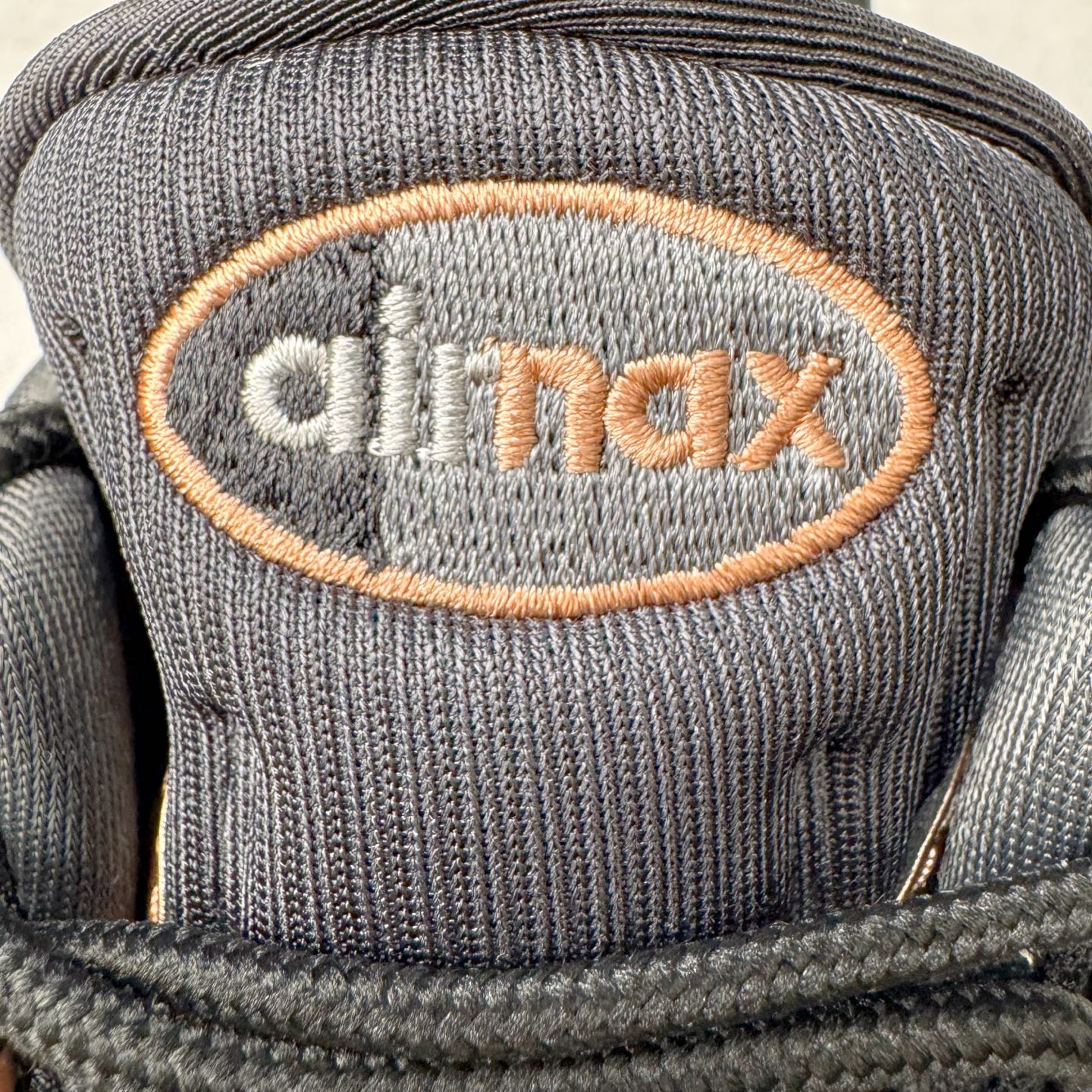 图片[18]-＃GX纯原 Central Cee x NK Air Max 95 复古减震气垫跑鞋 联名黑灰金 HQ6457-001 经典重温 外单专供大厂出品 品质稳定 一百余色 终端操作 鞋款设计灵感源于人体构造 中底设计基于人体的脊柱构造 是整体设计的核心 尼龙孔眼代表了肋骨 而分层式面板和网眼象征着肌肉纤维和肉体组织 Air Max 95采用了两个独立的吹塑成型的Air-Sole单元 并首次在前掌使用可视化气垫设计 Swoosh logo夜当作一个 点符号放在了鞋子的后帮位置 20年的发展让 AIR MAX 95有了不同的故事 20年后再度面向世人的时候 焕然一新的面貌 让人有了另外一种清新脱俗的感觉 尺码：40 40.5 41 42 42.5 43 44 44.5 45 45.5 46 47.5 48.5-选品中心