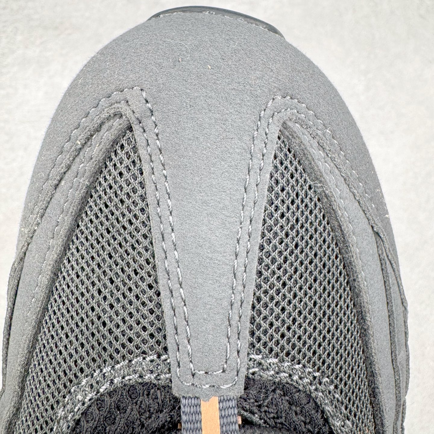 图片[16]-＃GX纯原 Central Cee x NK Air Max 95 复古减震气垫跑鞋 联名黑灰金 HQ6457-001 经典重温 外单专供大厂出品 品质稳定 一百余色 终端操作 鞋款设计灵感源于人体构造 中底设计基于人体的脊柱构造 是整体设计的核心 尼龙孔眼代表了肋骨 而分层式面板和网眼象征着肌肉纤维和肉体组织 Air Max 95采用了两个独立的吹塑成型的Air-Sole单元 并首次在前掌使用可视化气垫设计 Swoosh logo夜当作一个 点符号放在了鞋子的后帮位置 20年的发展让 AIR MAX 95有了不同的故事 20年后再度面向世人的时候 焕然一新的面貌 让人有了另外一种清新脱俗的感觉 尺码：40 40.5 41 42 42.5 43 44 44.5 45 45.5 46 47.5 48.5-选品中心