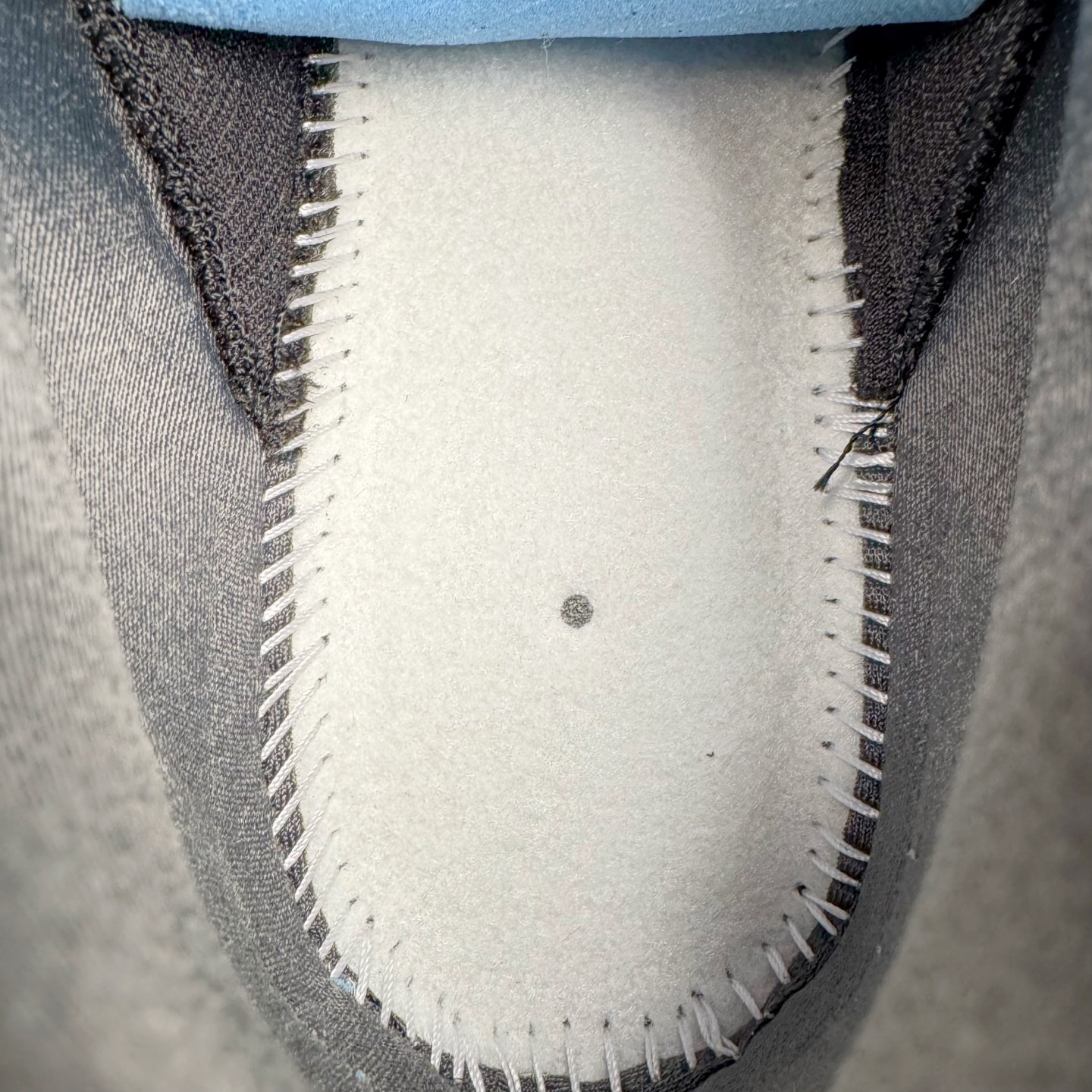 图片[21]-＃GX纯原 Central Cee x NK Air Max 95 复古减震气垫跑鞋 联名黑灰金 HQ6457-001 经典重温 外单专供大厂出品 品质稳定 一百余色 终端操作 鞋款设计灵感源于人体构造 中底设计基于人体的脊柱构造 是整体设计的核心 尼龙孔眼代表了肋骨 而分层式面板和网眼象征着肌肉纤维和肉体组织 Air Max 95采用了两个独立的吹塑成型的Air-Sole单元 并首次在前掌使用可视化气垫设计 Swoosh logo夜当作一个 点符号放在了鞋子的后帮位置 20年的发展让 AIR MAX 95有了不同的故事 20年后再度面向世人的时候 焕然一新的面貌 让人有了另外一种清新脱俗的感觉 尺码：40 40.5 41 42 42.5 43 44 44.5 45 45.5 46 47.5 48.5-选品中心