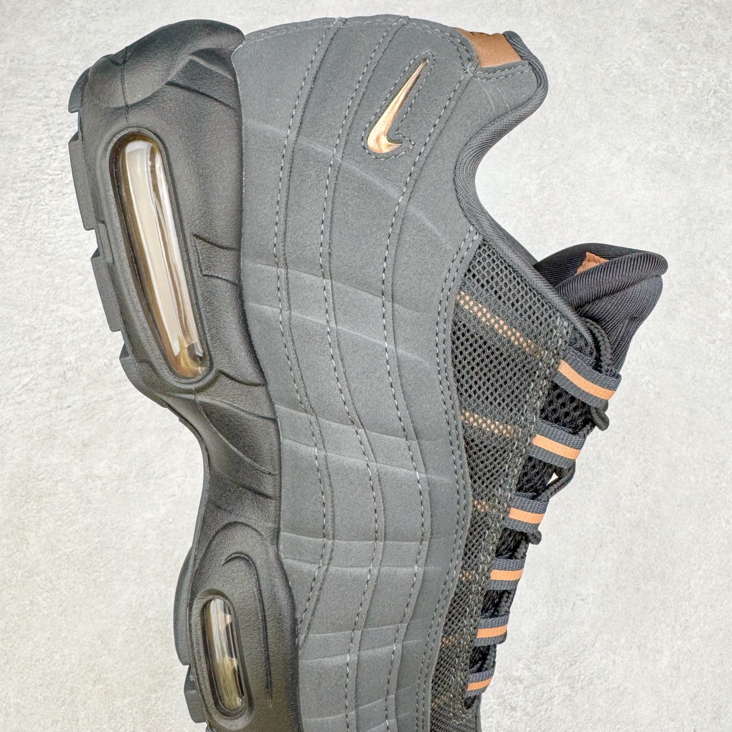 图片[6]-＃GX纯原 Central Cee x NK Air Max 95 复古减震气垫跑鞋 联名黑灰金 HQ6457-001 经典重温 外单专供大厂出品 品质稳定 一百余色 终端操作 鞋款设计灵感源于人体构造 中底设计基于人体的脊柱构造 是整体设计的核心 尼龙孔眼代表了肋骨 而分层式面板和网眼象征着肌肉纤维和肉体组织 Air Max 95采用了两个独立的吹塑成型的Air-Sole单元 并首次在前掌使用可视化气垫设计 Swoosh logo夜当作一个 点符号放在了鞋子的后帮位置 20年的发展让 AIR MAX 95有了不同的故事 20年后再度面向世人的时候 焕然一新的面貌 让人有了另外一种清新脱俗的感觉 尺码：40 40.5 41 42 42.5 43 44 44.5 45 45.5 46 47.5 48.5-选品中心